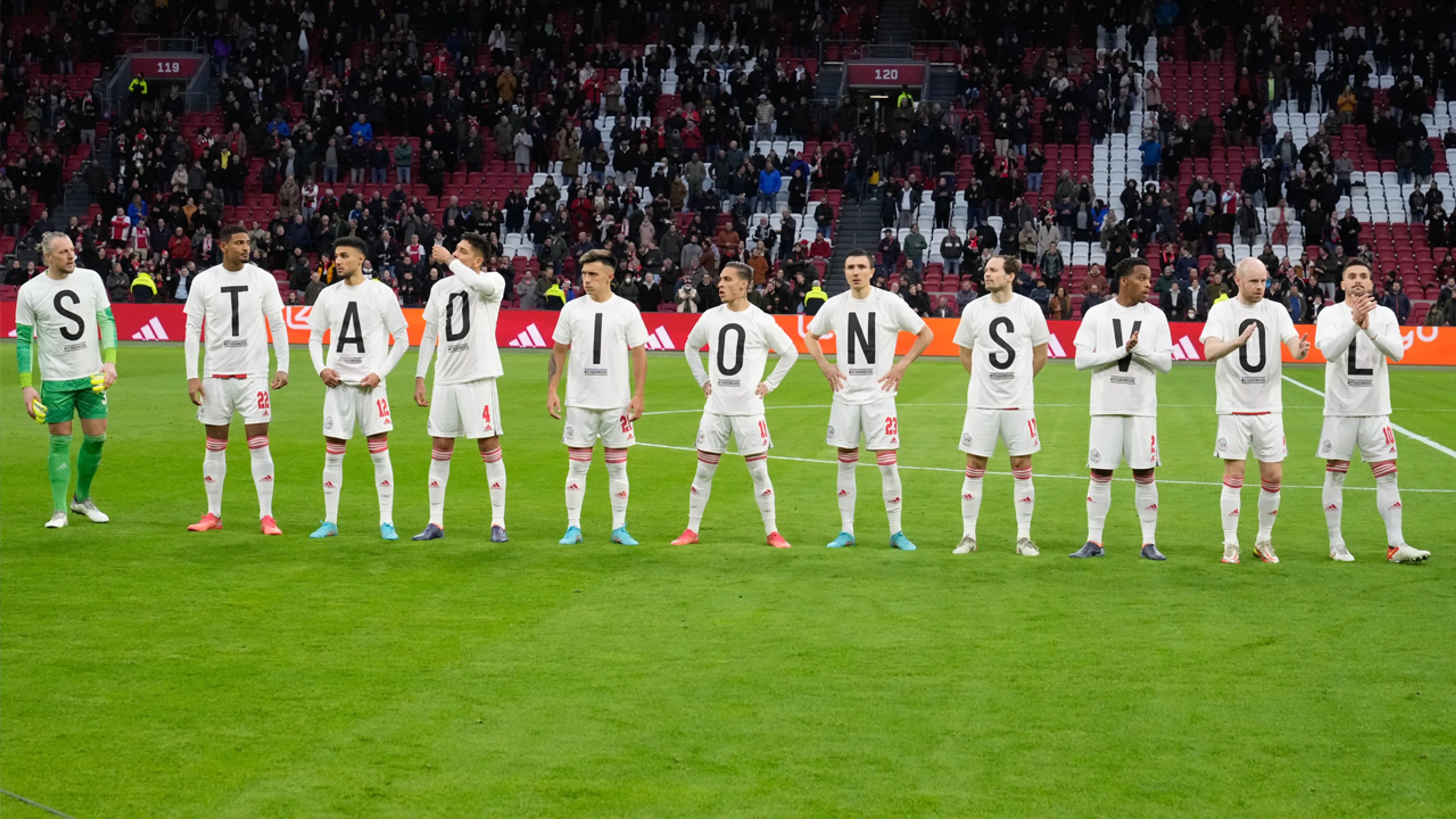 'Voetbalstadions mogen binnenkort weer helemaal vol'