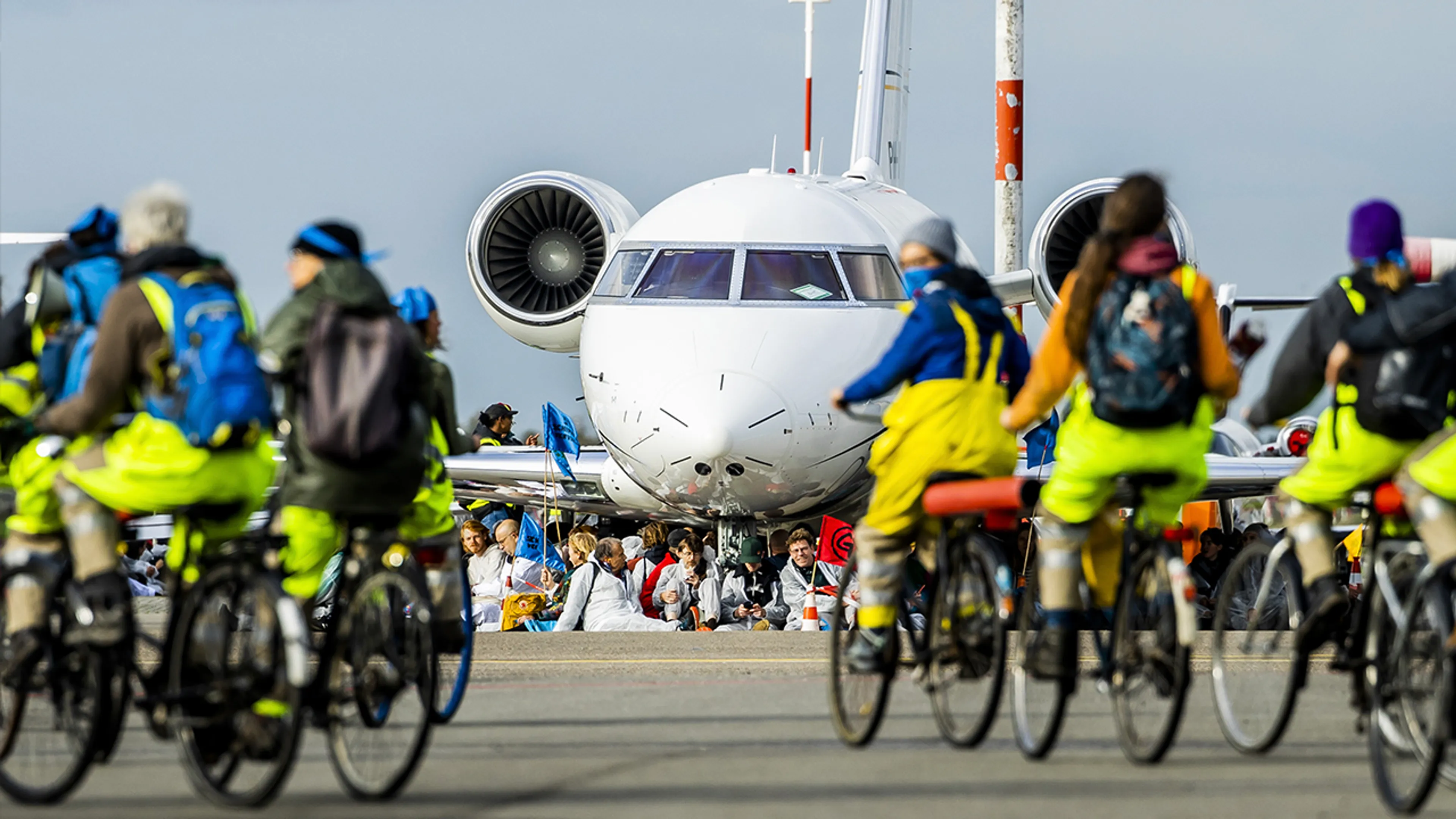 Klimaatactivisten van Extinction Rebellion en Greenpeace blokkeren privéjets op Schiphol
