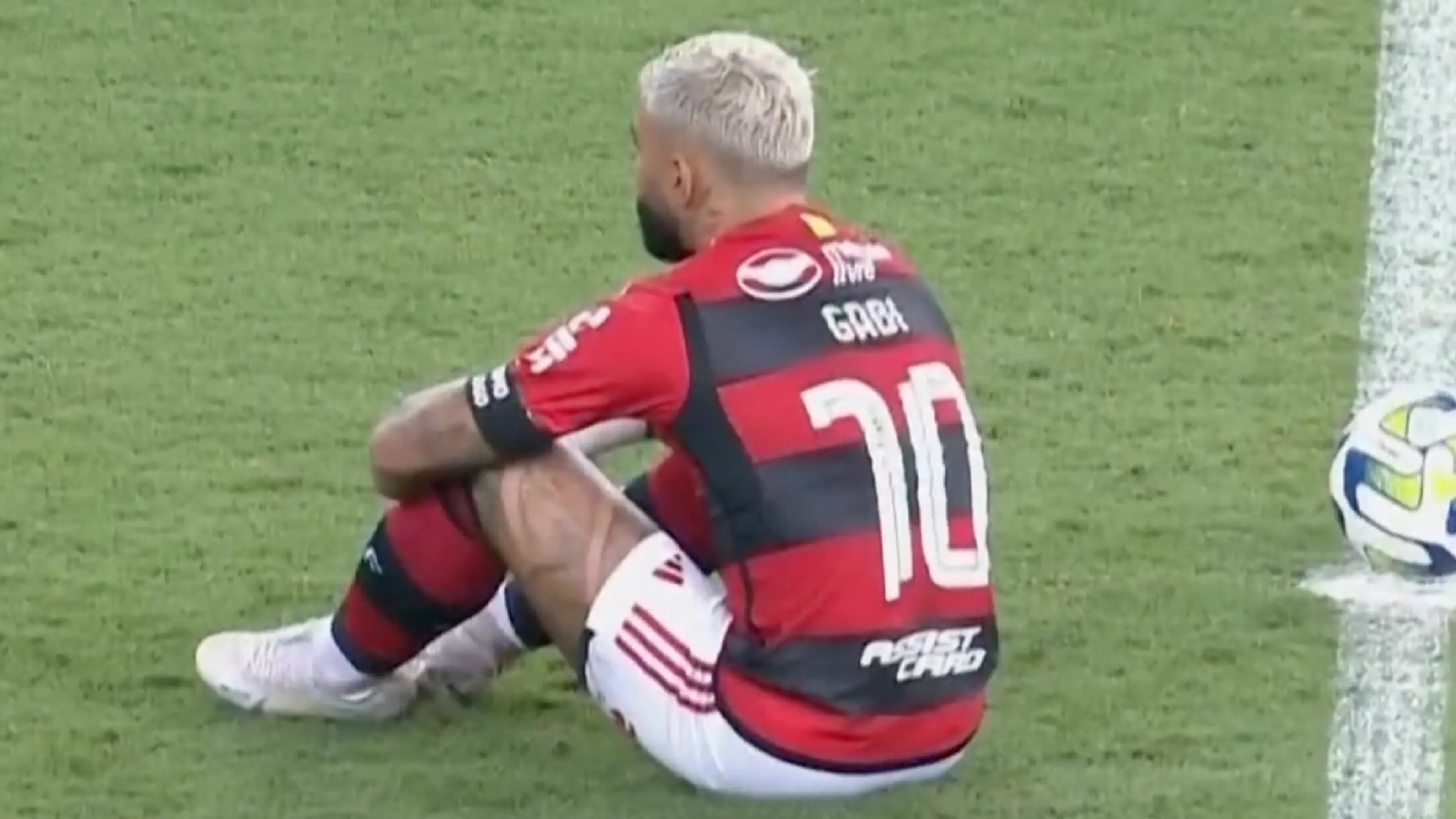 Video: Flamengo steunt oud-speler Vinícius Júnior met zitprotest tegen racisme
