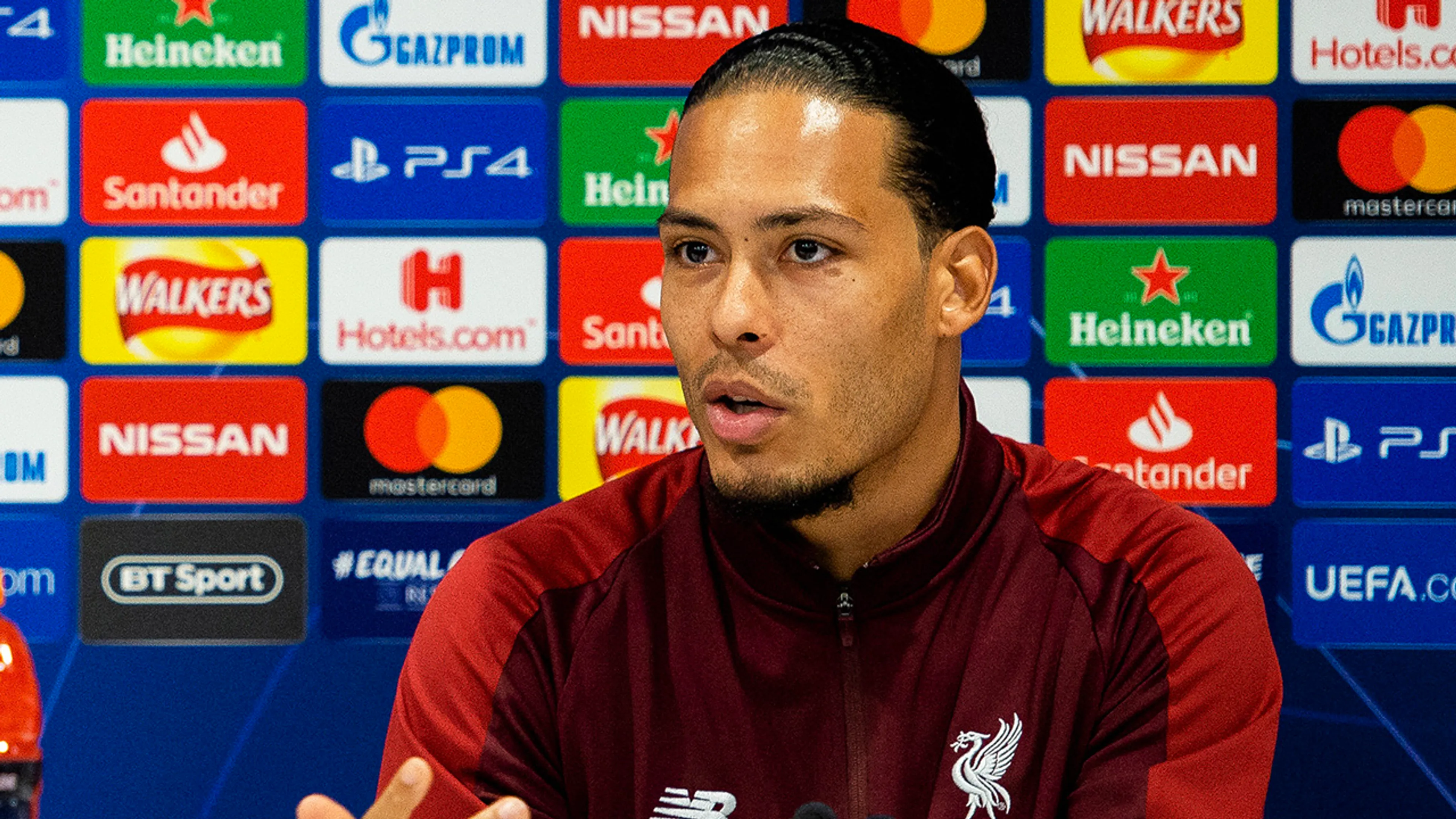 Van Dijk vindt het prima dat een vrouw fluit