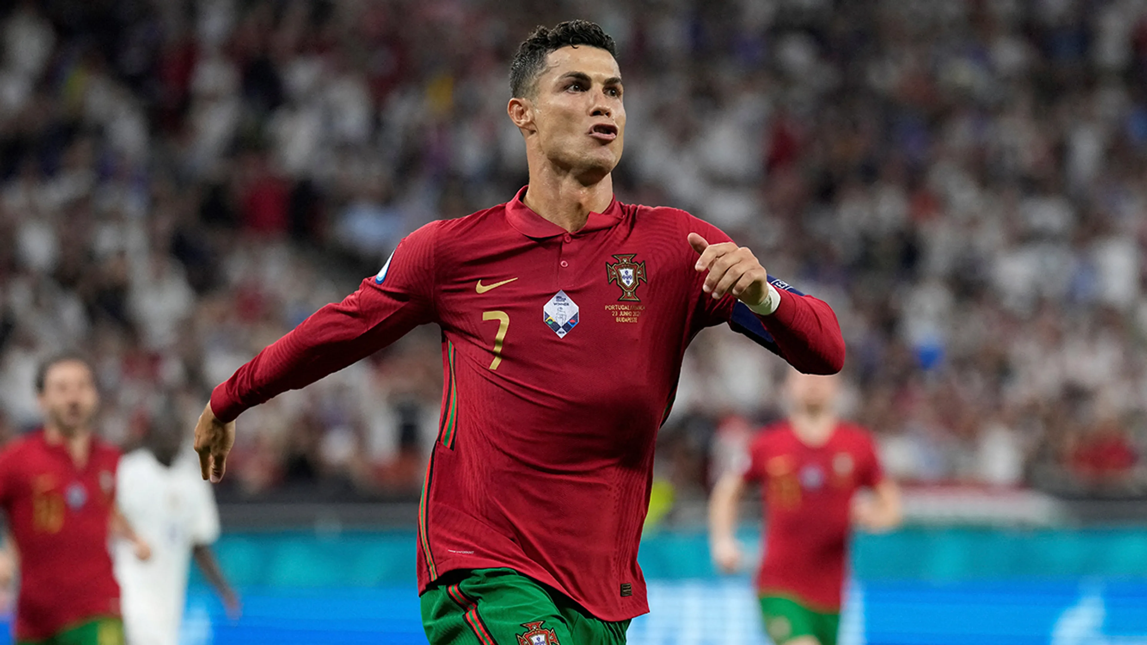 ZIEN: Ronaldo bekogeld met flesje Coca-Cola na belangrijk doelpunt