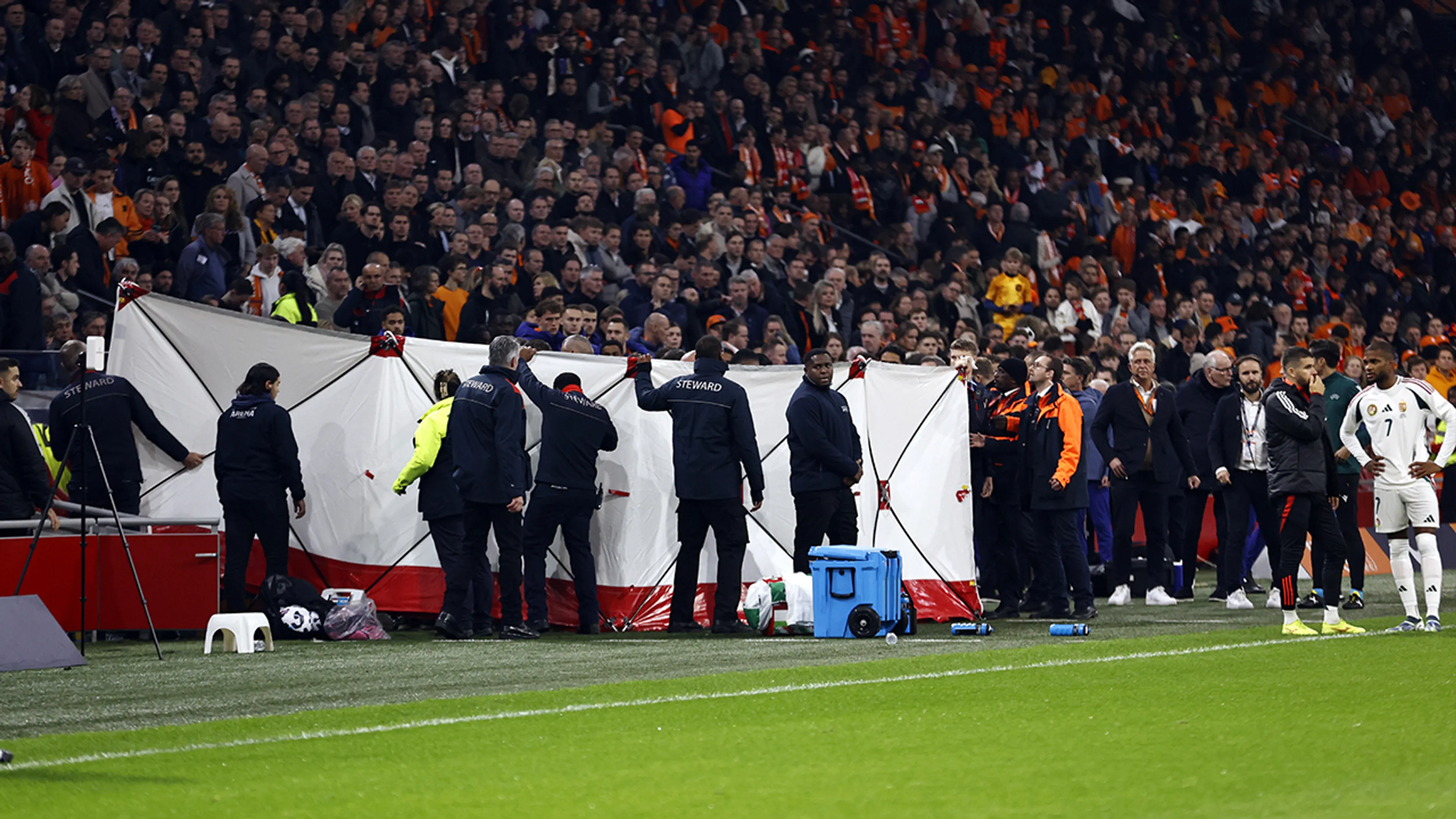 Oranje - Hongarije opgeschrikt door medisch ongeval