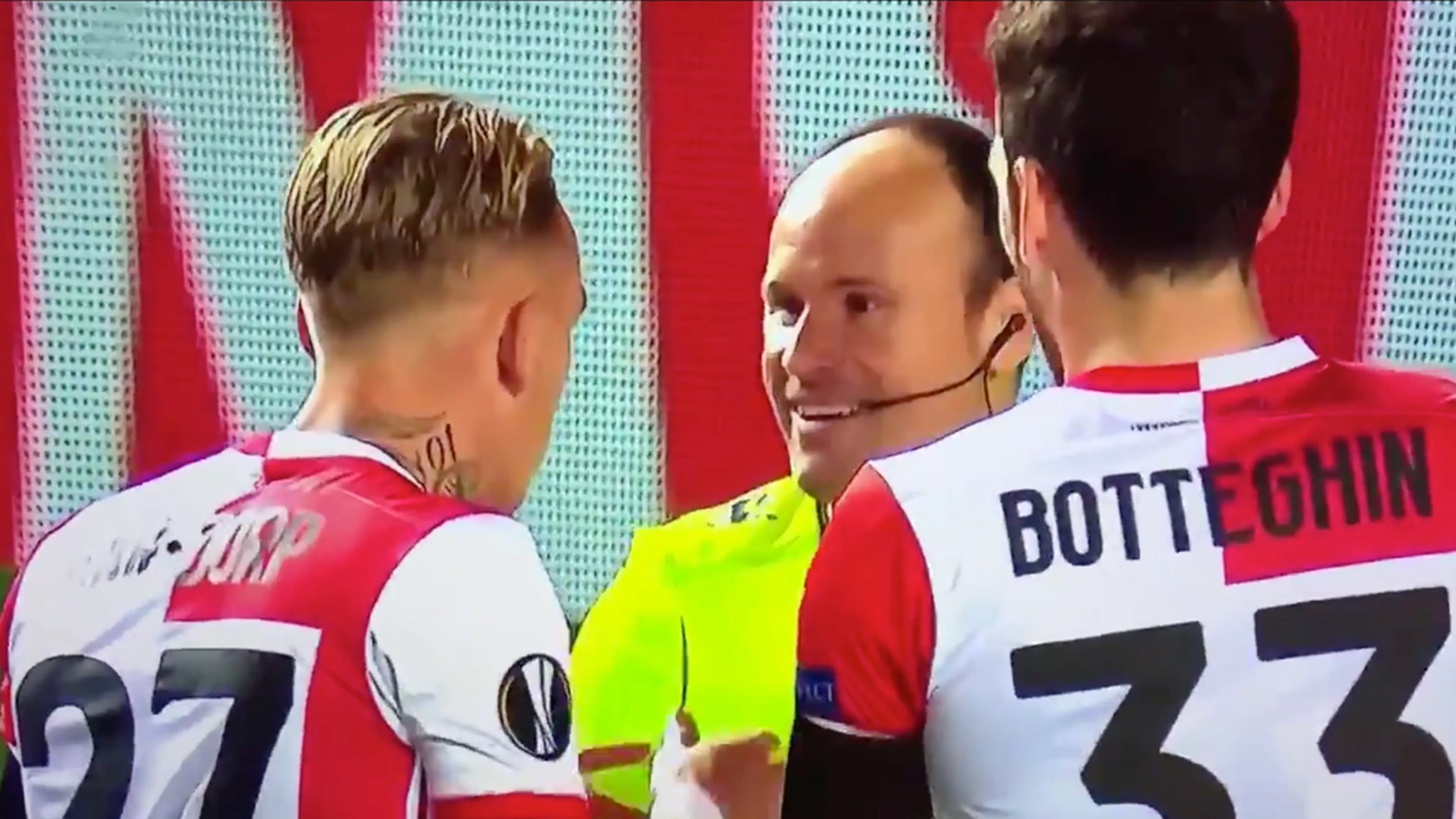 Karsdorp vraagt om VAR, scheidsrechter lacht Feyenoorder uit