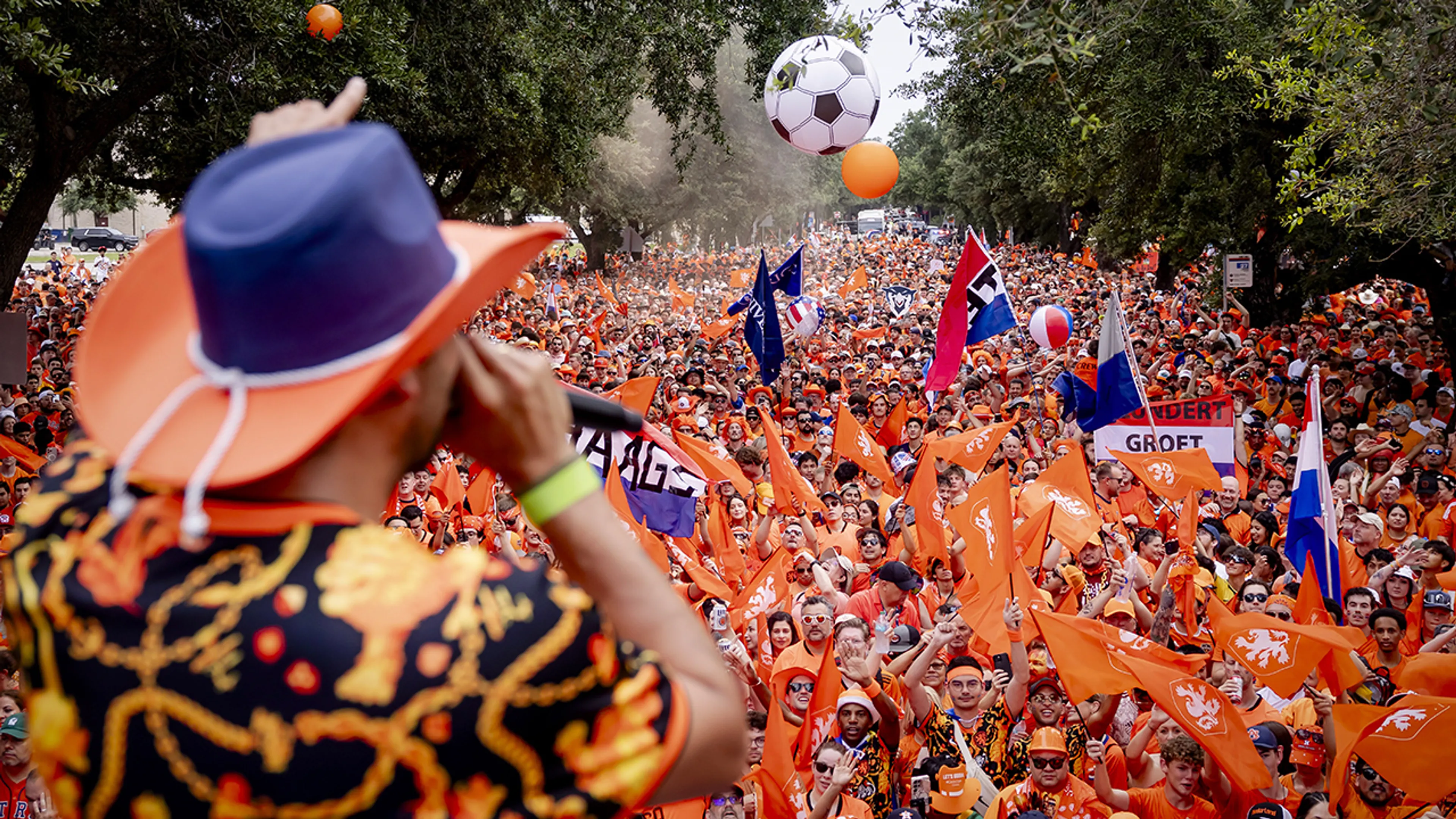 Hitte houdt Oranjefans niet tegen: duizenden supporters lopen mars in Houston