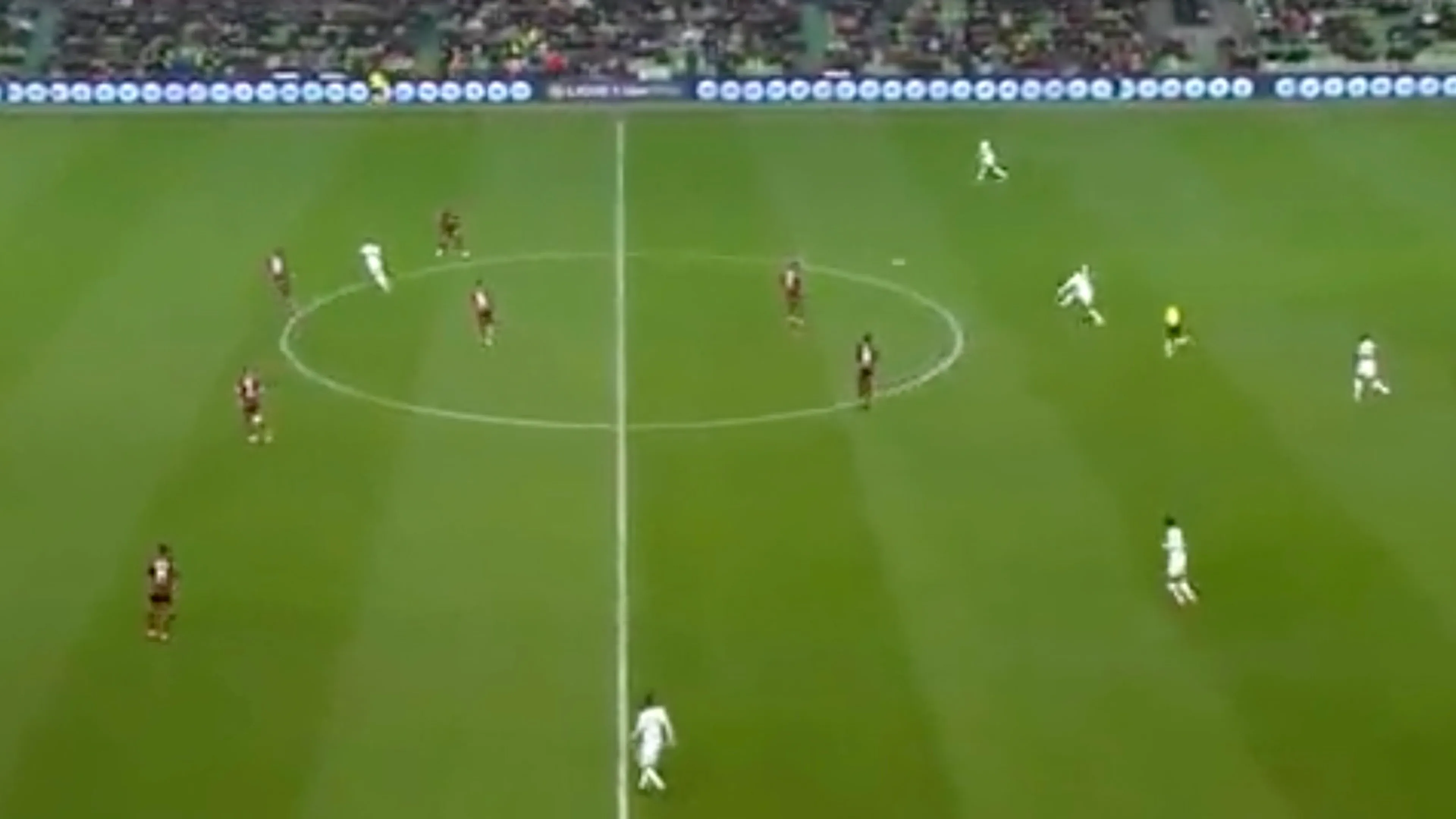 ZIEN: middenvelder Saint-Étienne scoort vanaf 68(!) meter