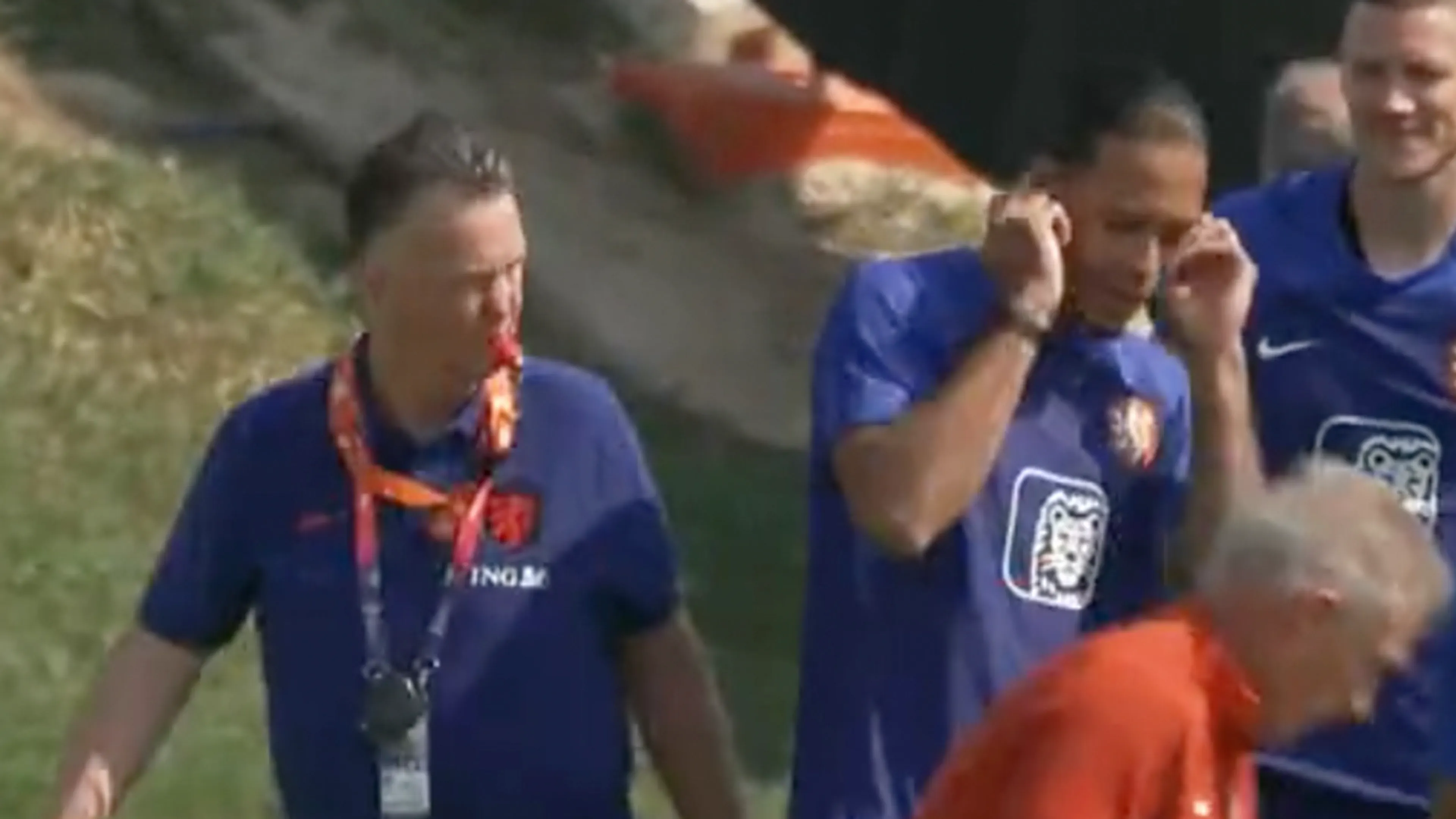 Van Dijk schrikt zich rot door fluitje Van Gaal﻿, geeft bondscoach een speels duwtje