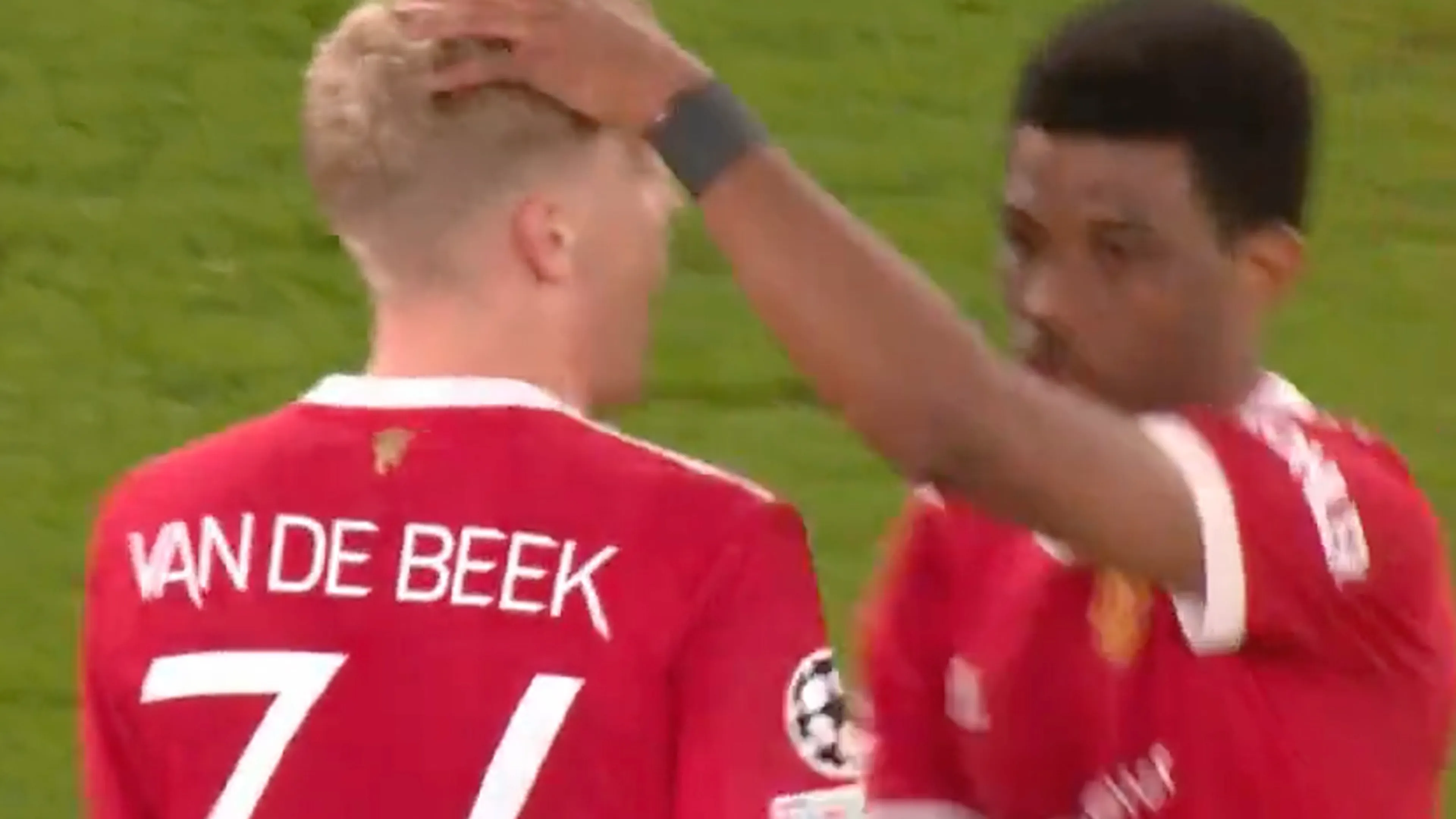 Donny van de Beek maakt kostbare fout tegen Young Boys