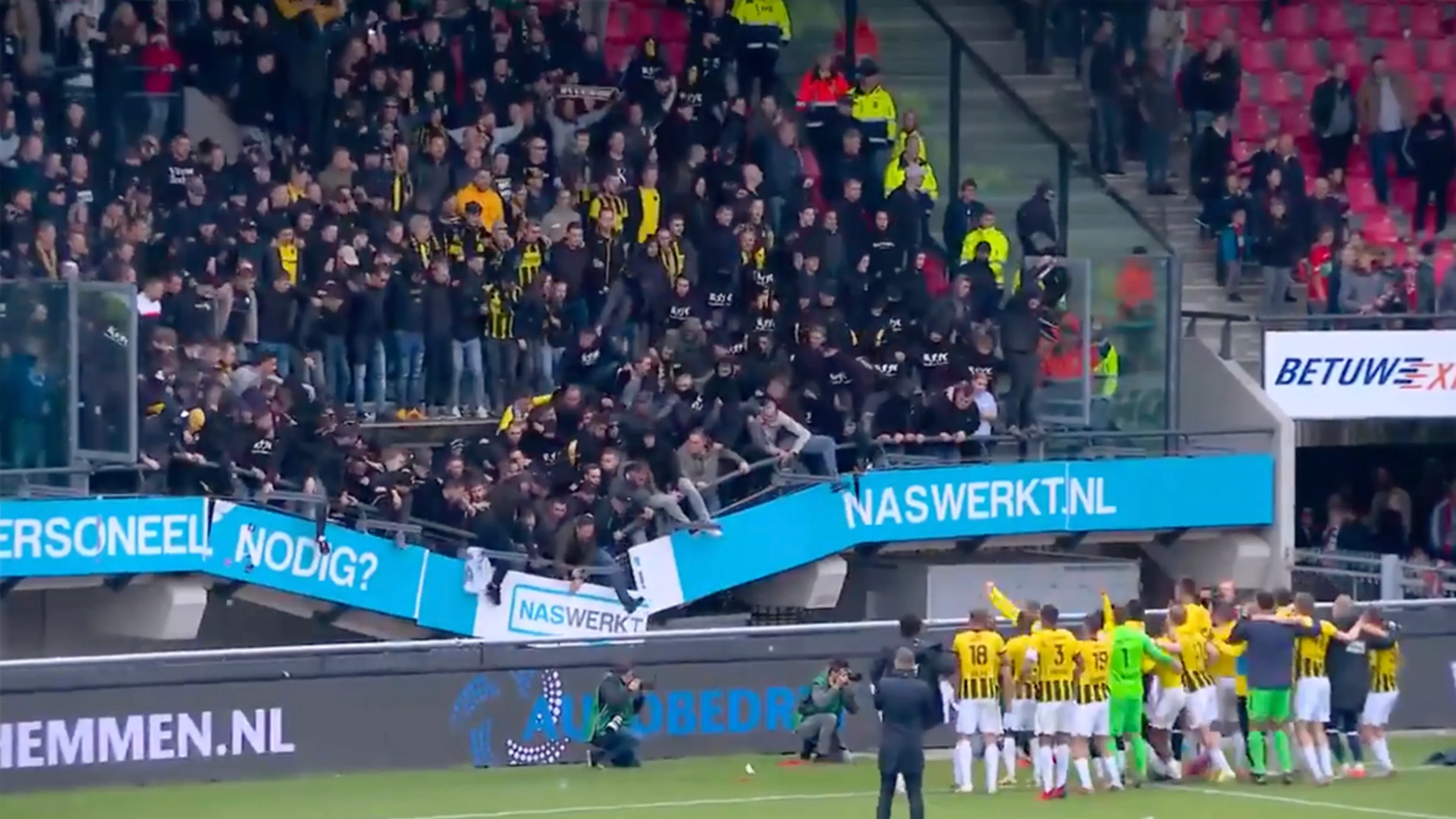 Deel van uitvak in De Goffert gevuld met juichende Vitesse-supporters stort in