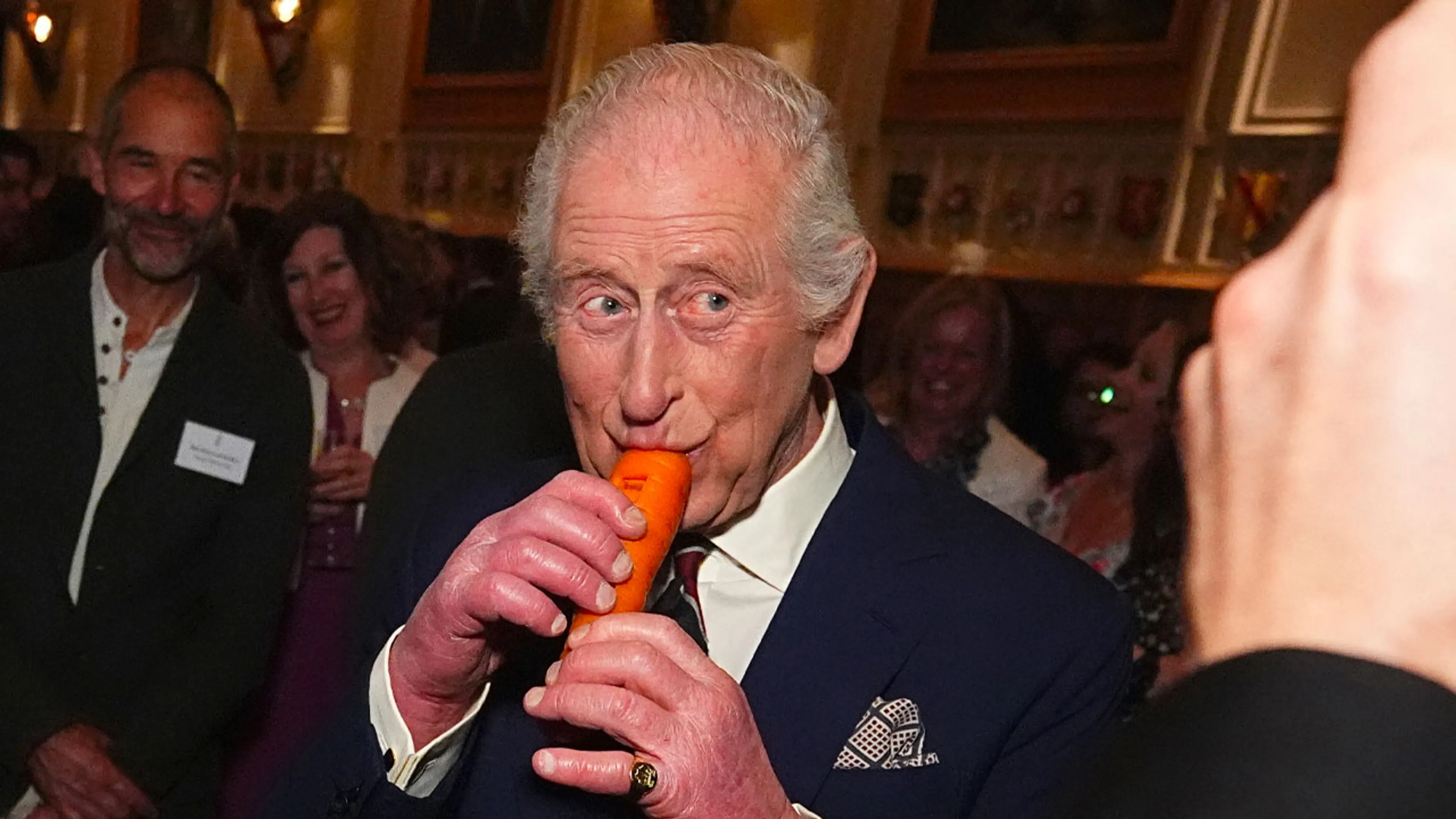 Koning Charles speelt Twinkel Twinkel Kleine Ster op een wortel