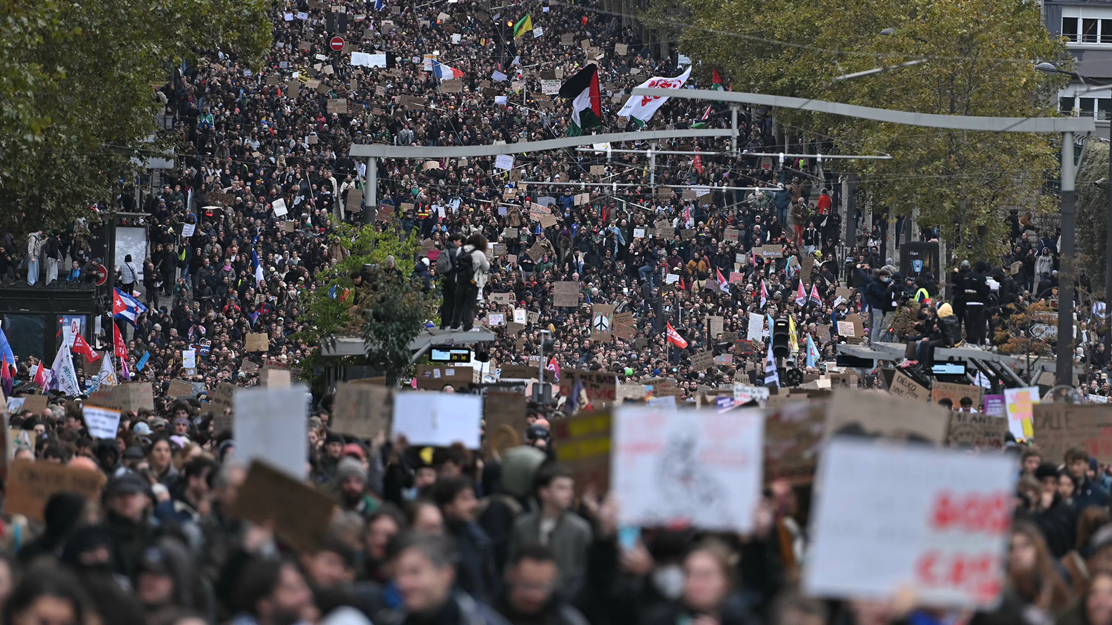 Opnieuw protesten in Franse steden, politie zet waterkanon en traangas in