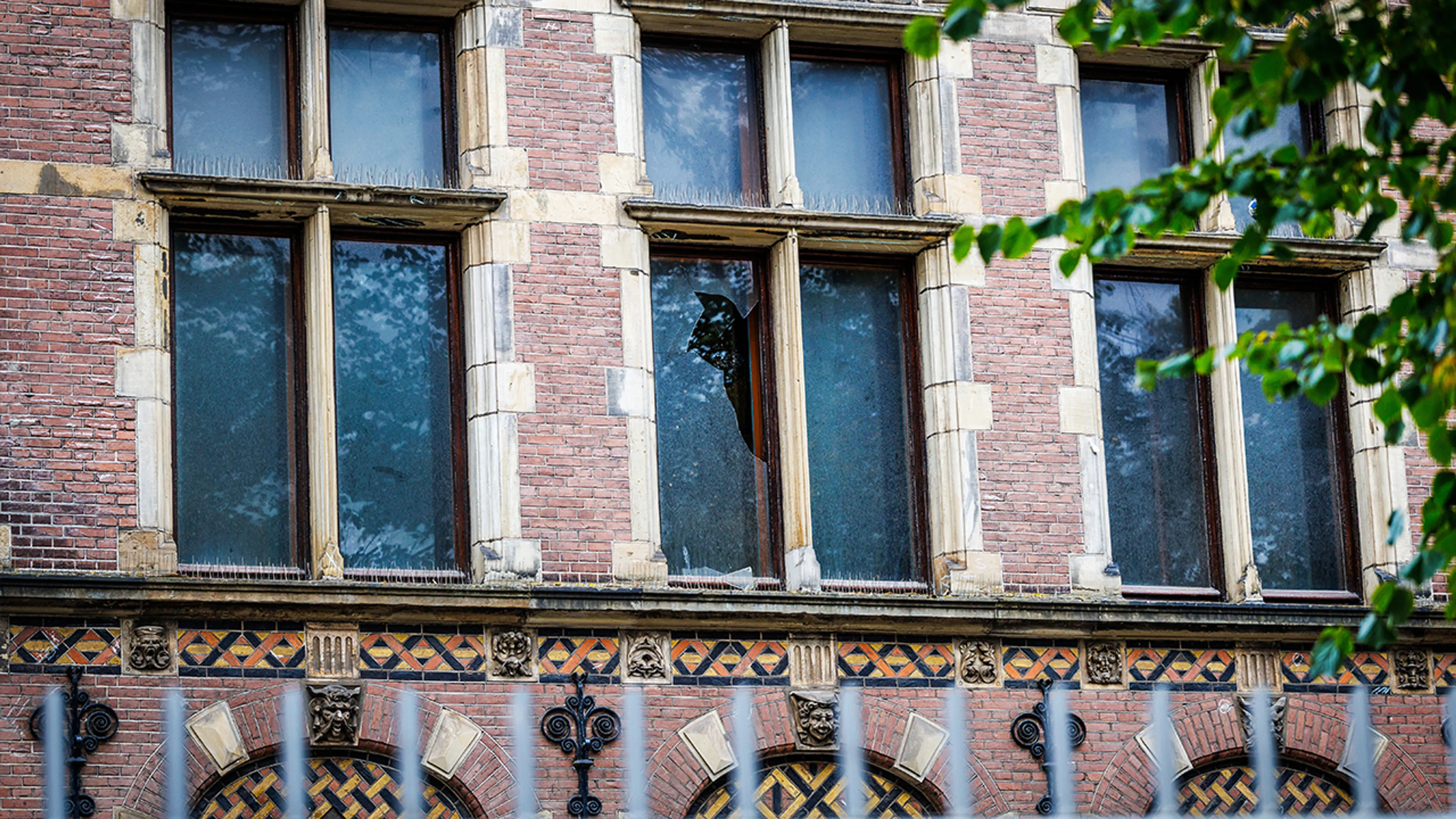 Ook monumentale Binnenhof beschadigd door rellen in Den Haag