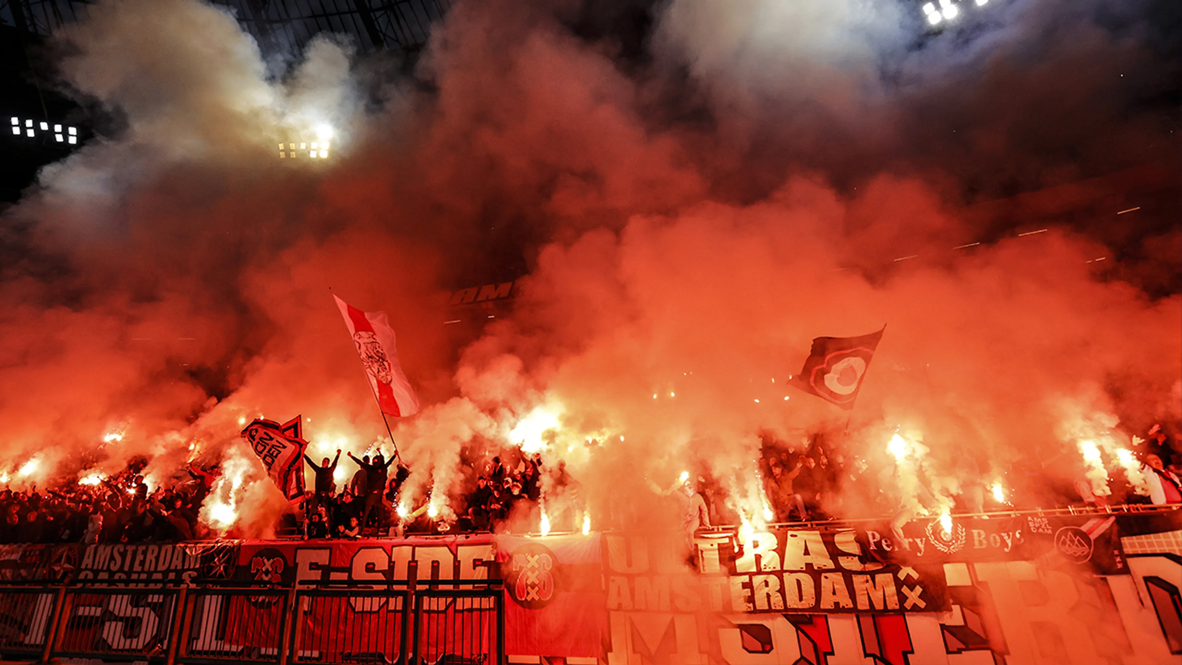 F-Side doet oproep: Ajax heeft zware griep, neem witte zakdoekjes mee