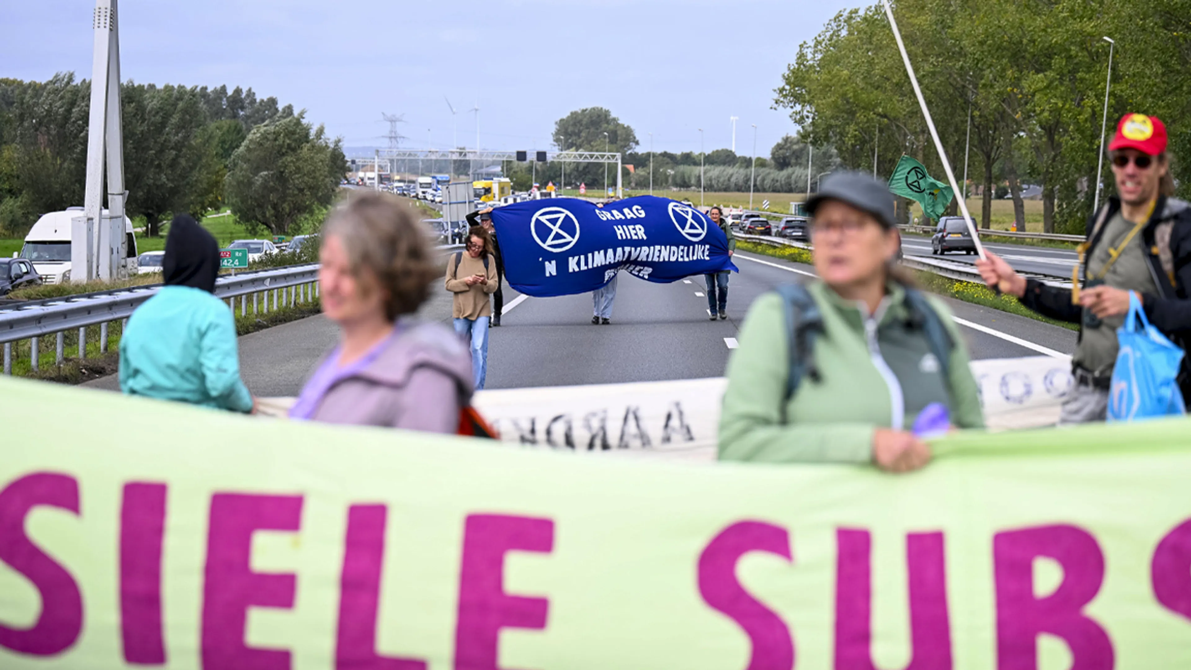 XR-activisten proberen A12 bij Zevenaar op te komen, politie houdt ze tegen