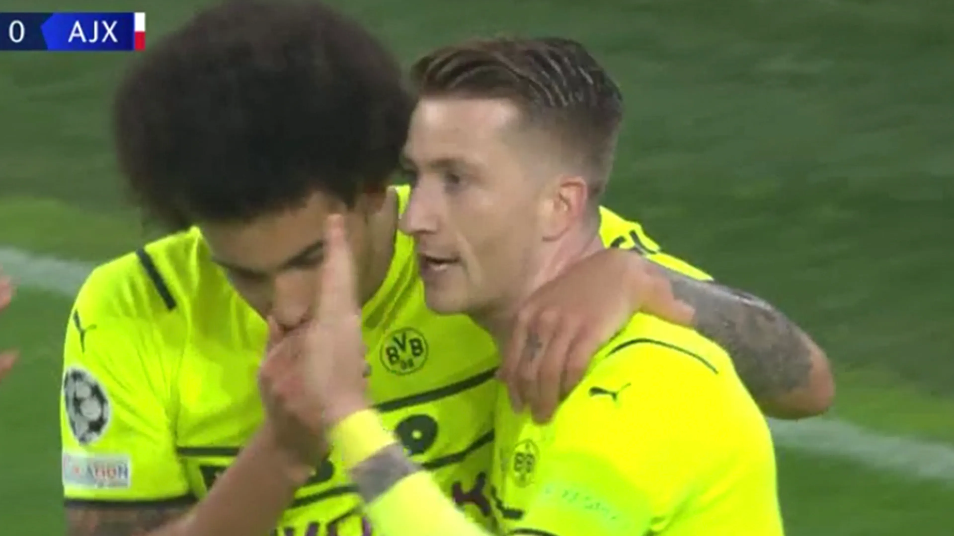 VIDEO: Ajax na rode kaart Hummels toch op achterstand via penalty Reus