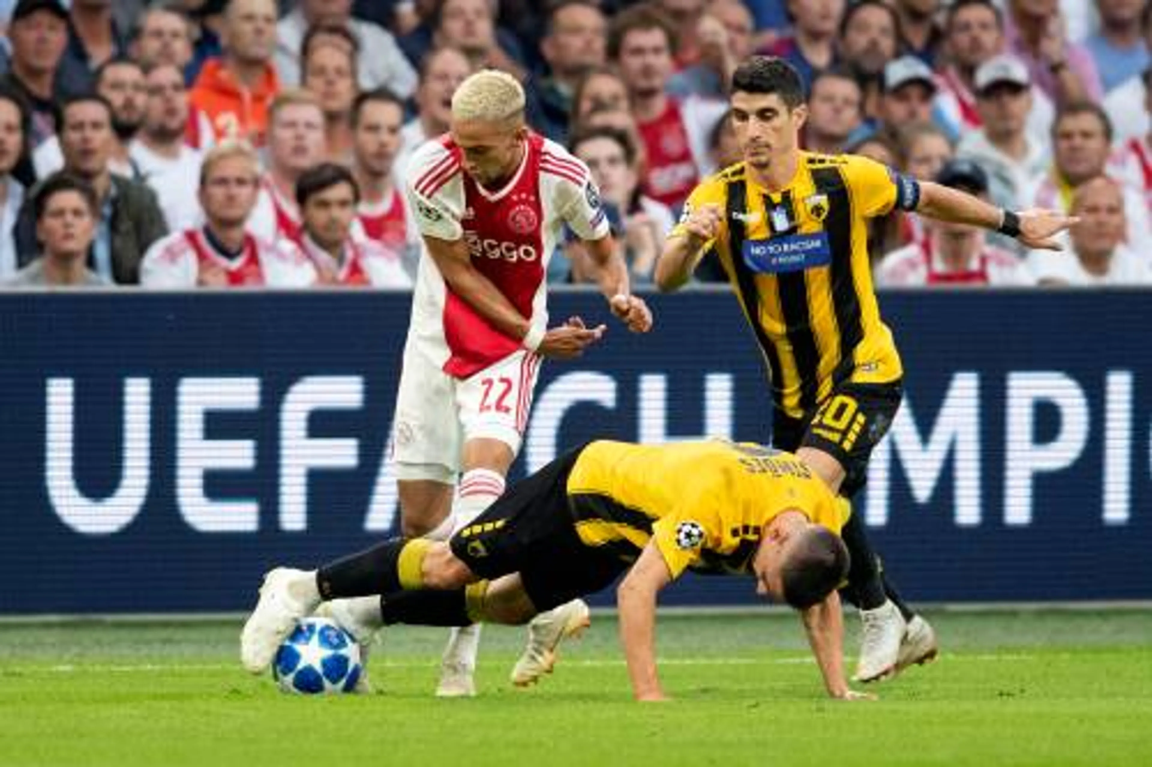 Ziyech niet, Van de Beek wel mee naar Athene