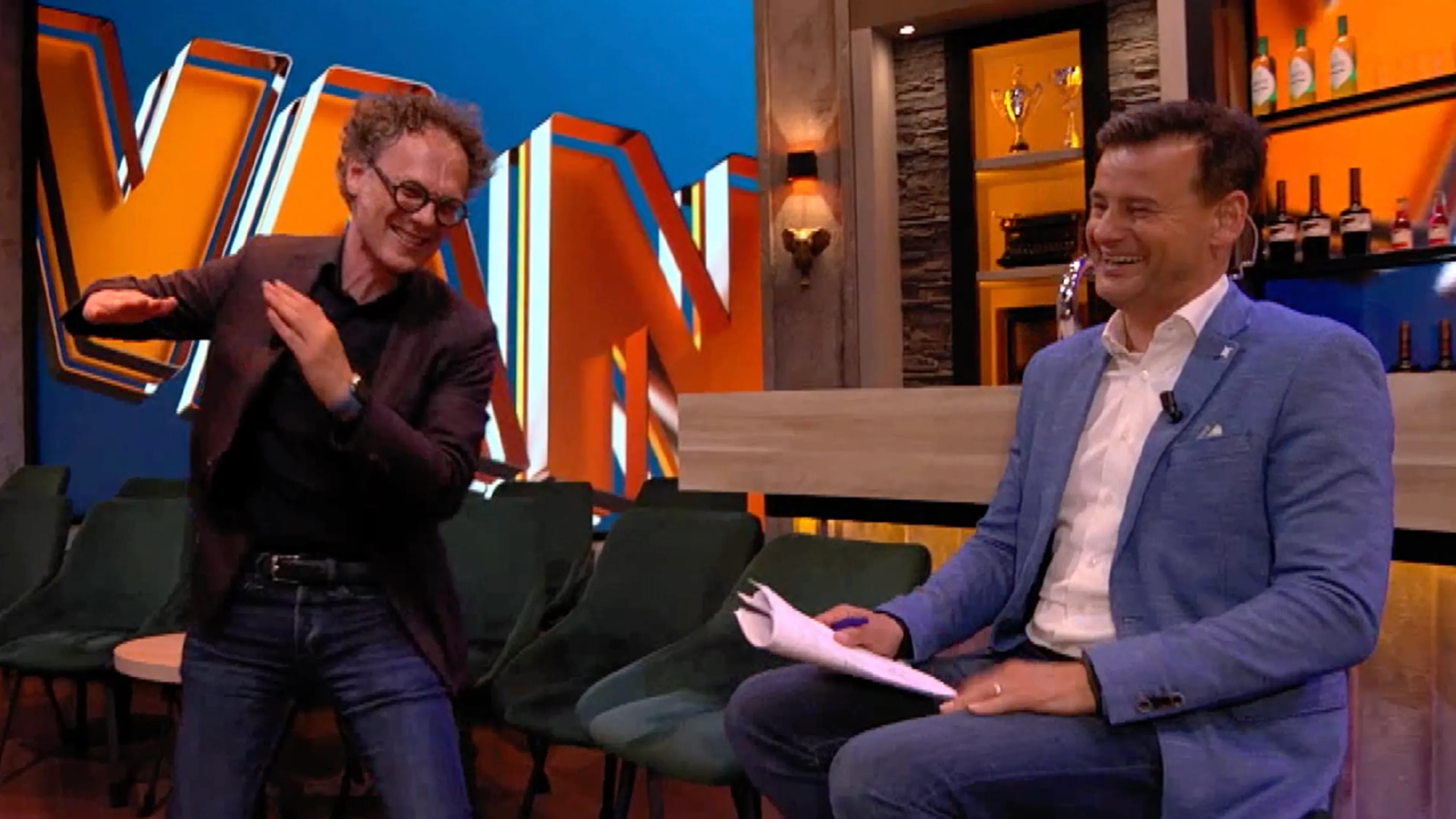 In de Wandelgangen: Ben van der Burg vertelt hilarische anekdote over blunder tijdens begrafenis