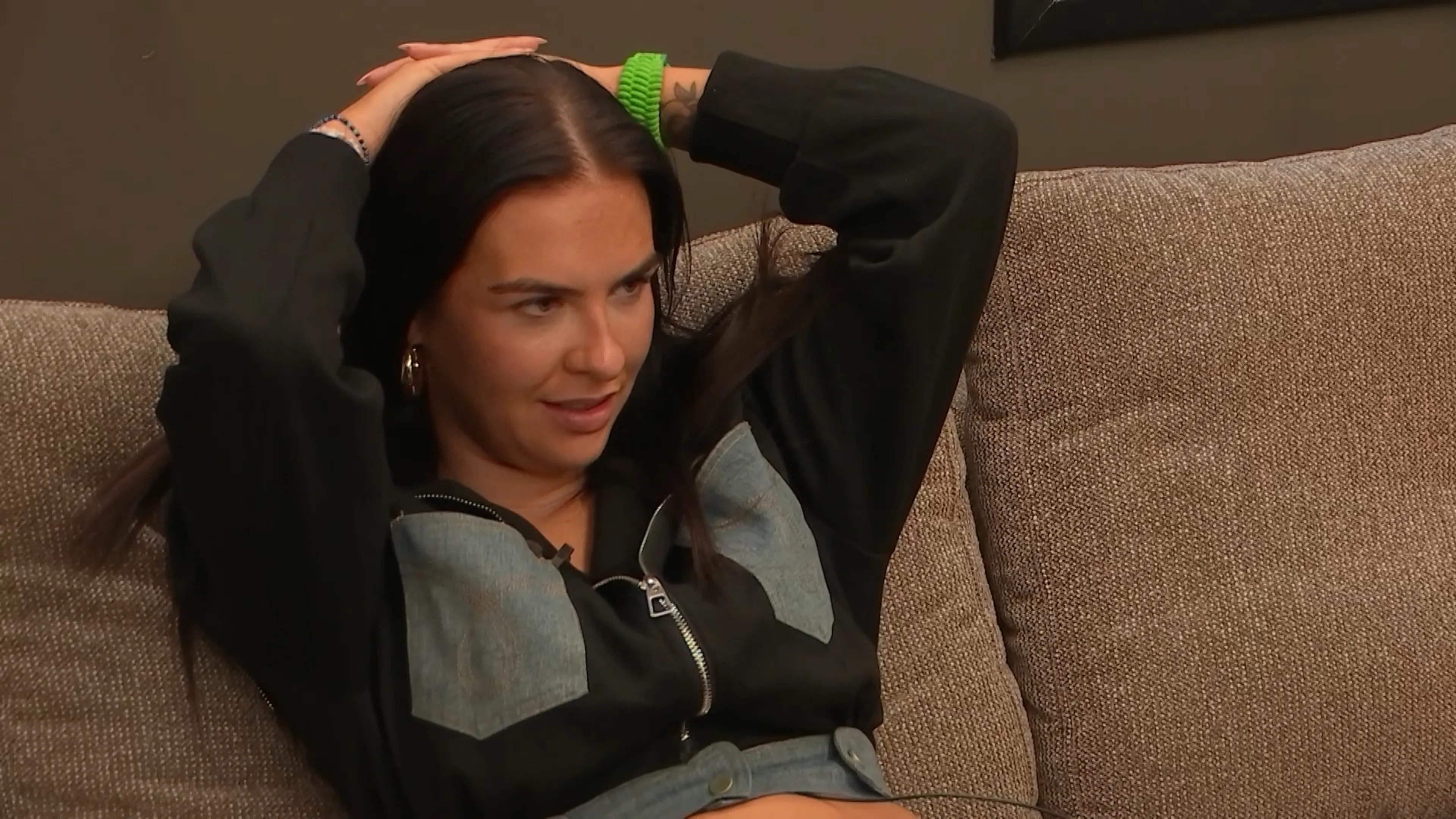 Roxy haar scharrel wacht buiten nog op haar