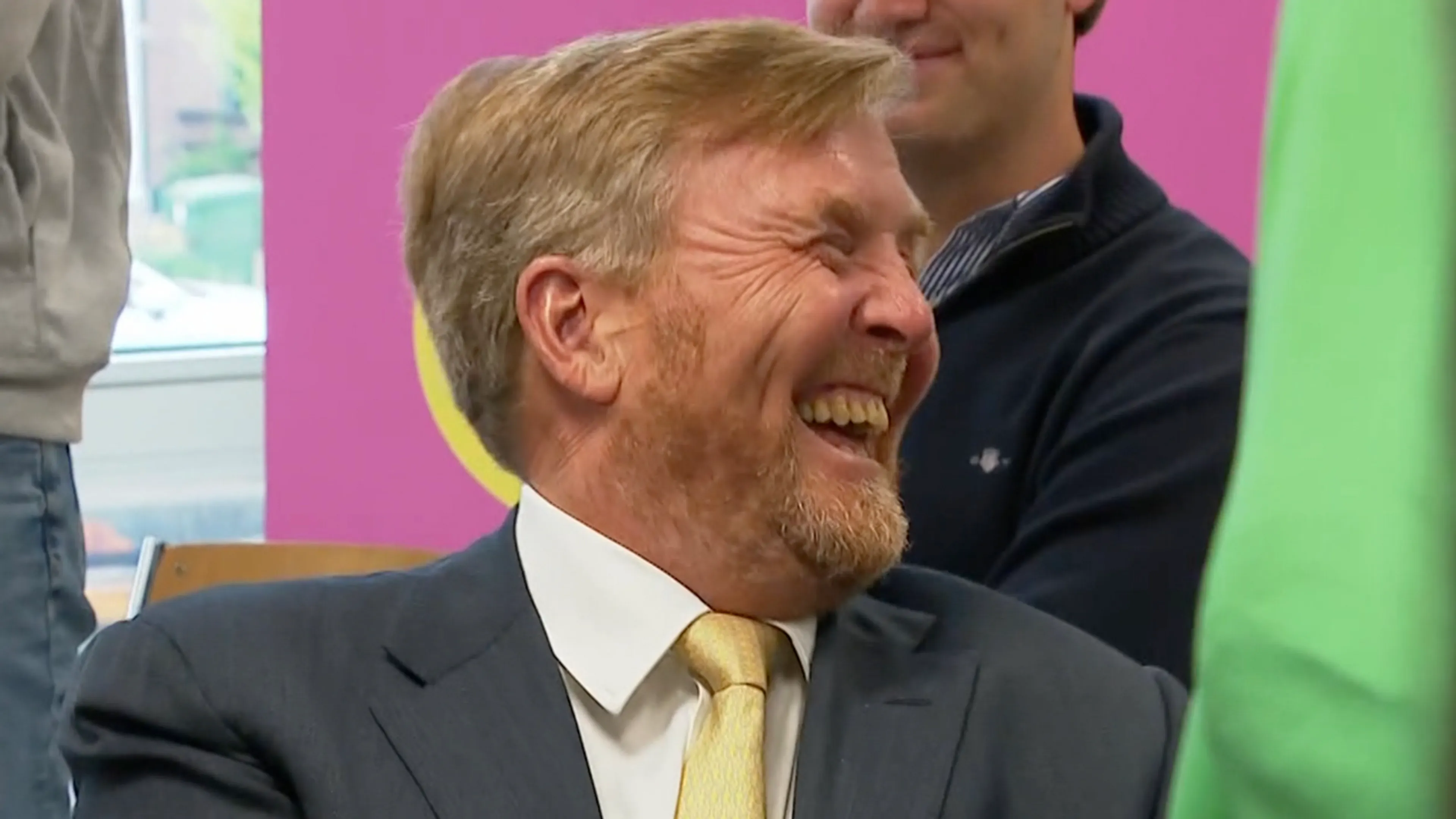 Koning Willem-Alexander krijgt lachers op zijn hand met grapje over flirten: 'Ik ken het probleem!'