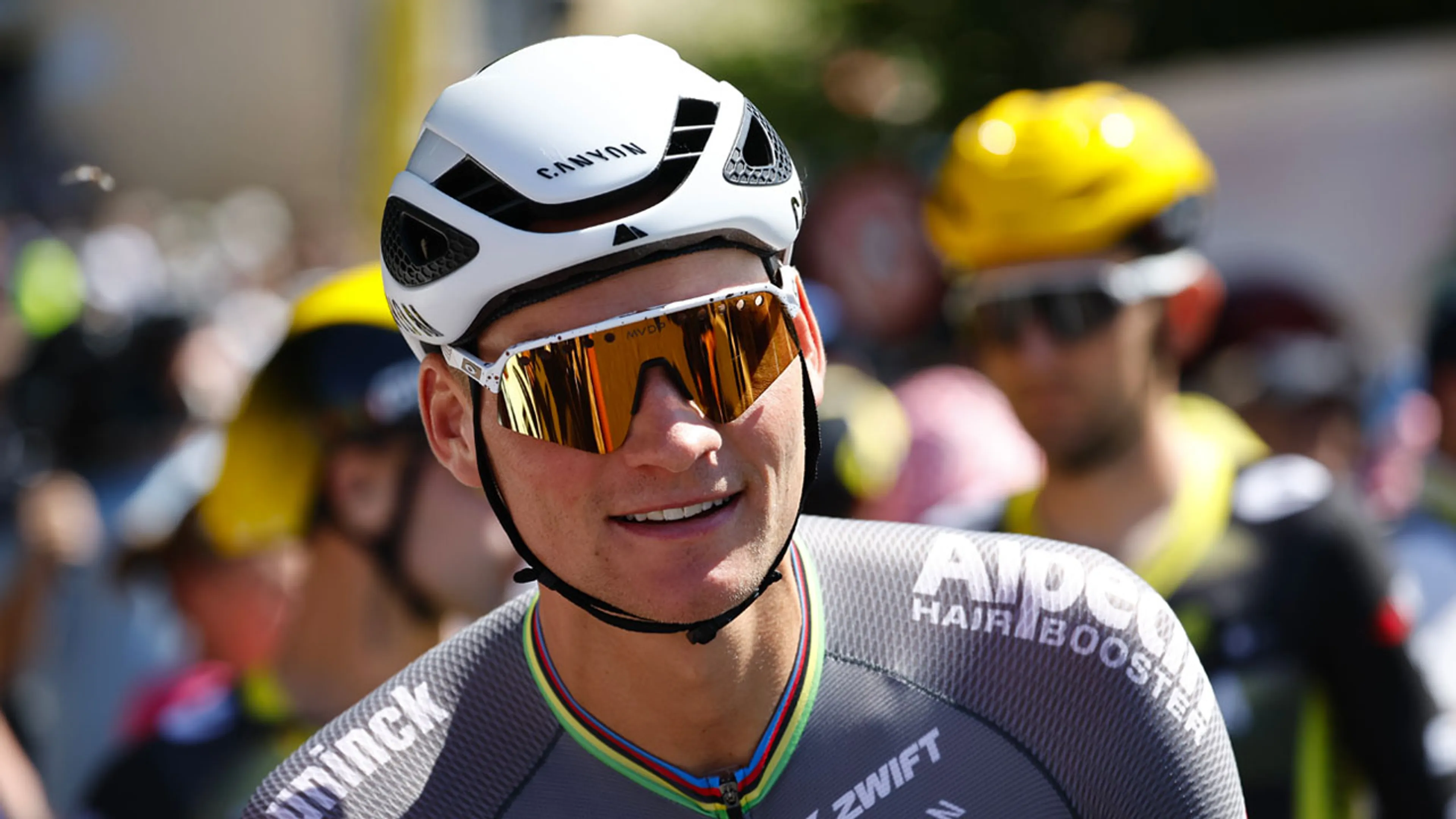 Van der Poel herovert gele trui in Tour, pakt één seconde voorsprong op Pogačar