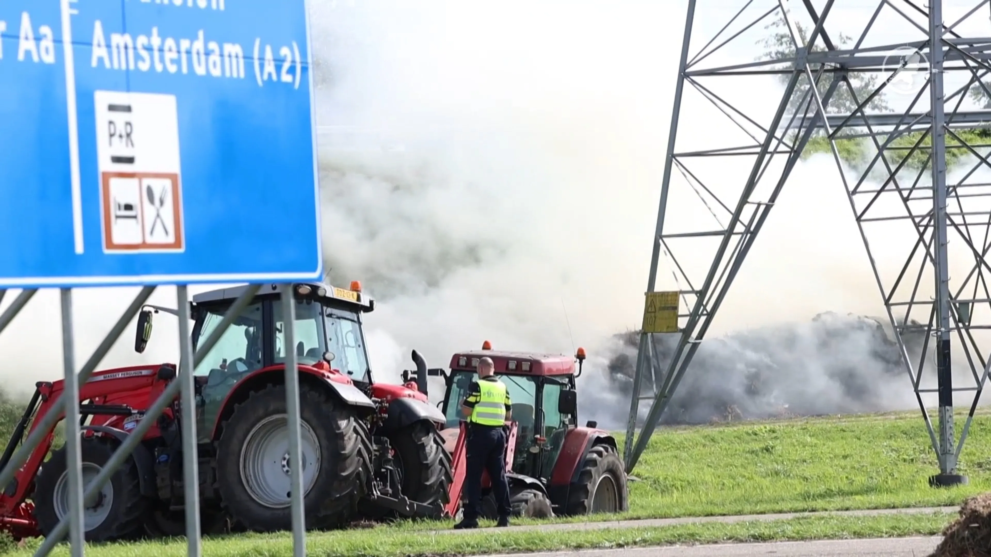 Boeren protesteren tegen kabinetsplannen: hooibalen en autobanden in brand langs snelwegen