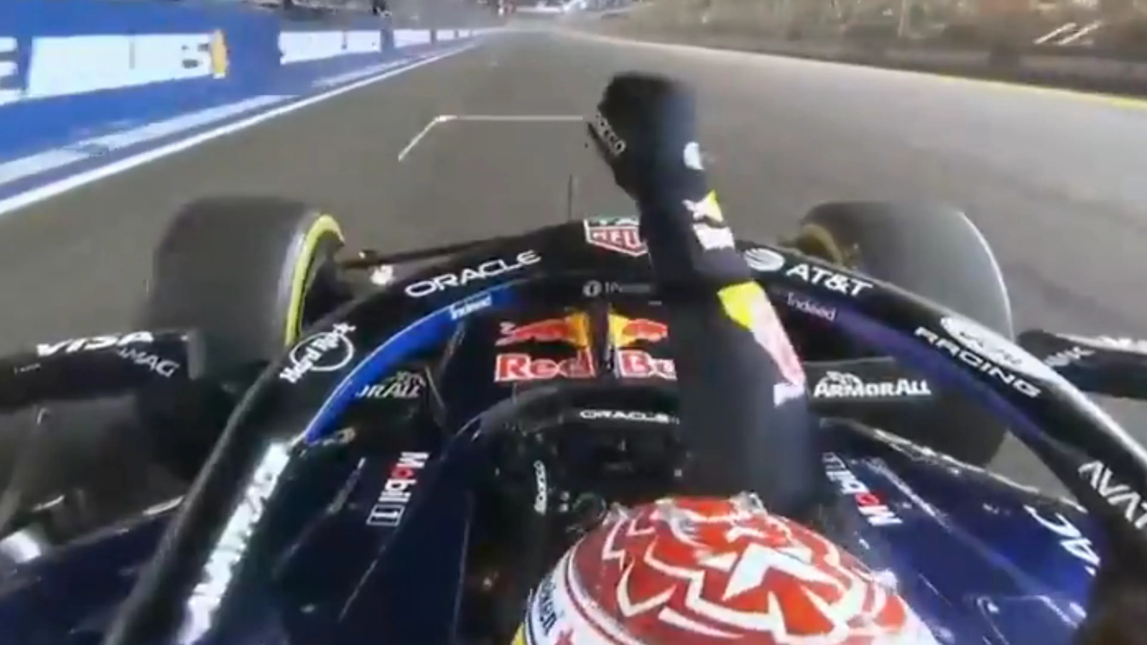 Héérlijke beelden: Max Verstappen gaat uit z’n dak in de auto na zege in Singapore!