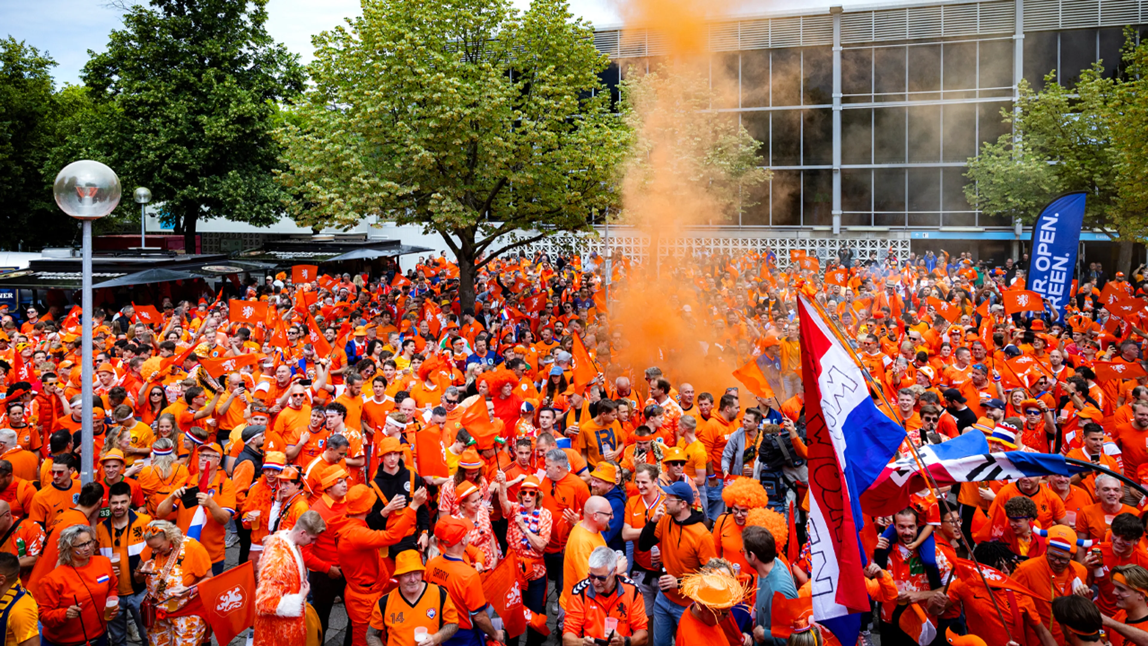 Oranjefans in mars naar Olympiapark in München