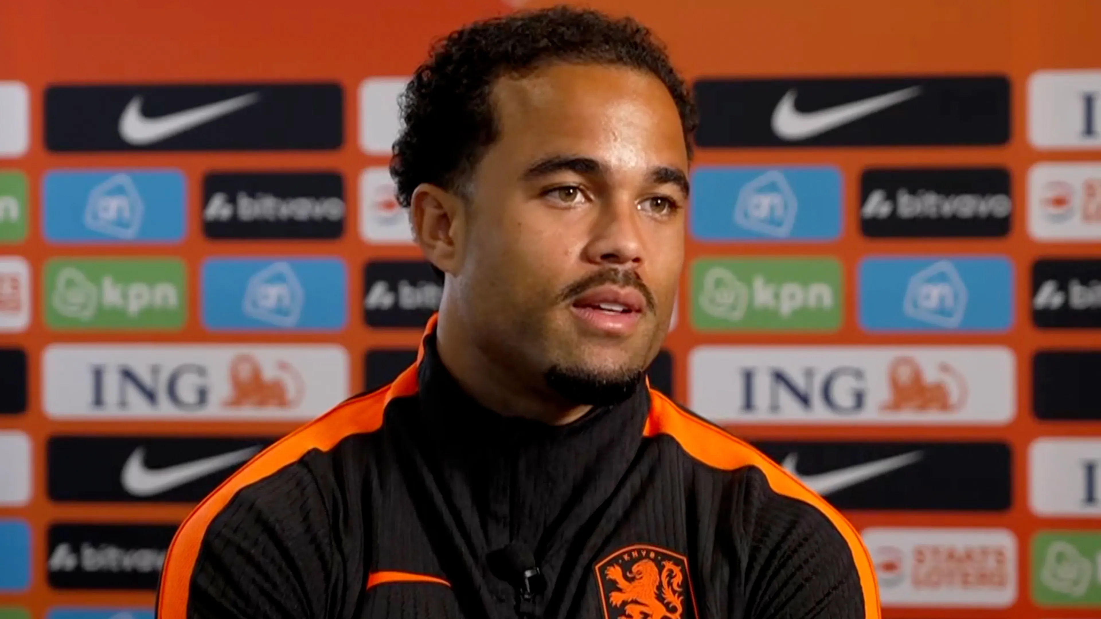 Justin Kluivert in gesprek met Noa Vahle: 'Zijn de Oranje-spelers niet te lief voor elkaar?'