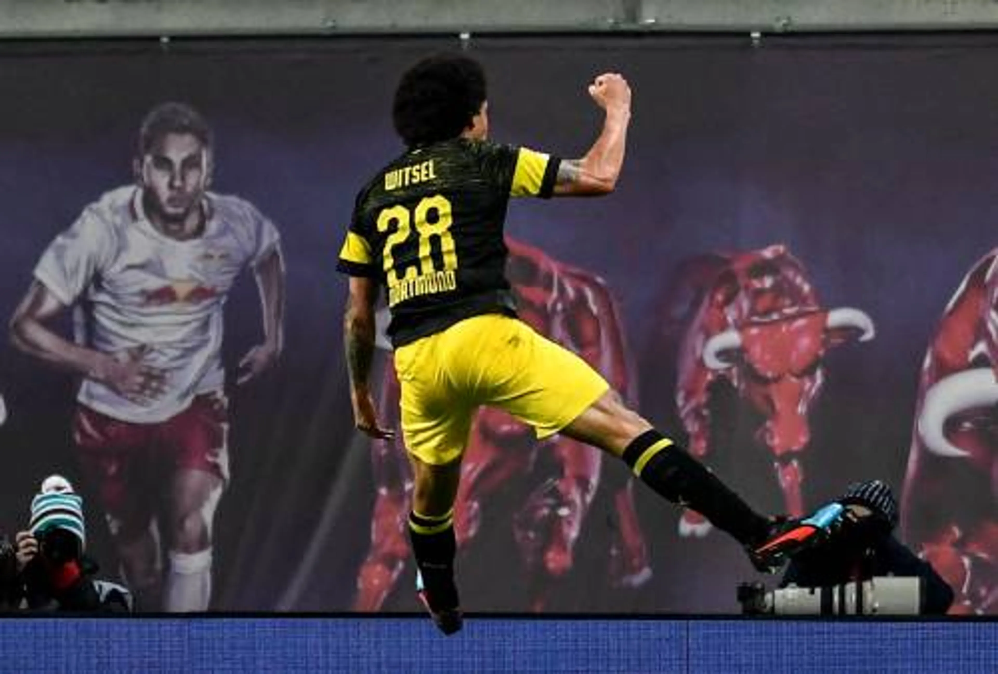 Witsel schiet Dortmund langs Leipzig