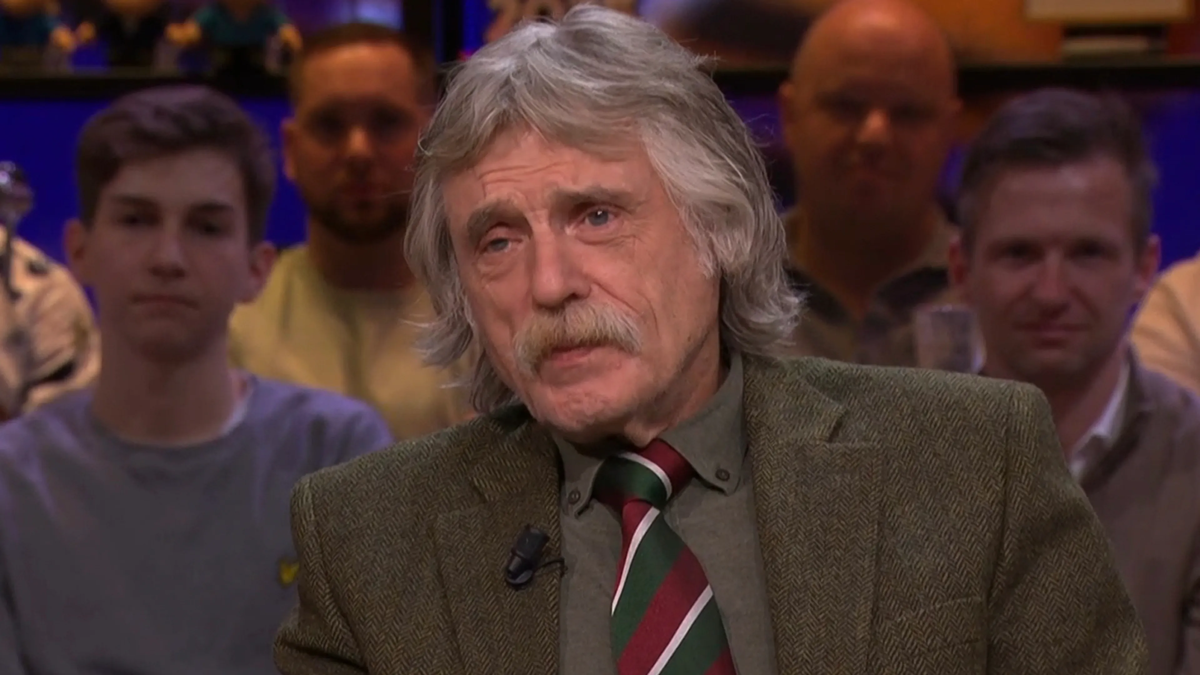 Johan Derksen deelt medisch nieuws over zijn beste vriend John de Bever: ‘Het is treurig’