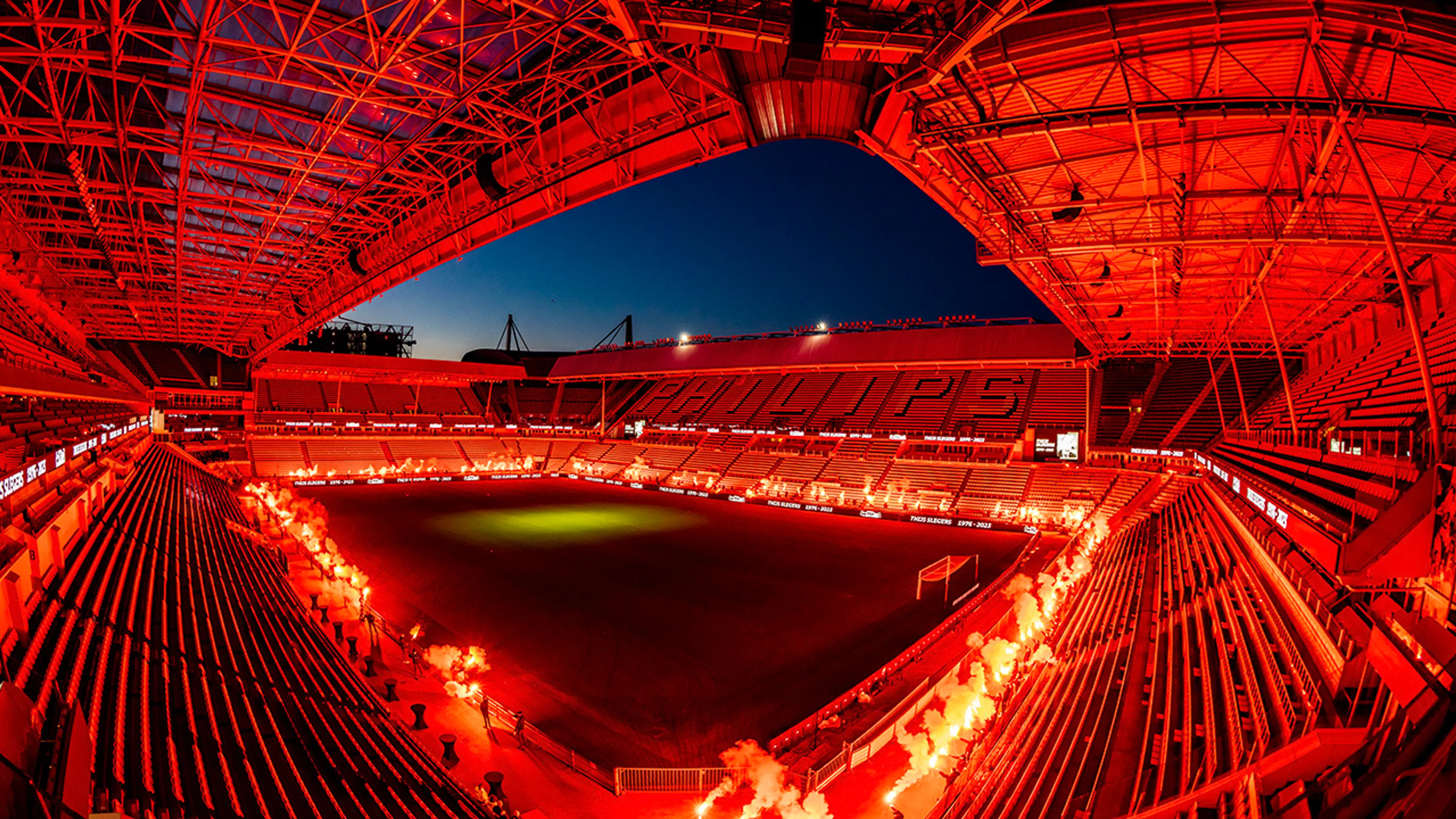 PSV neemt in stadion afscheid van Thijs Slegers
