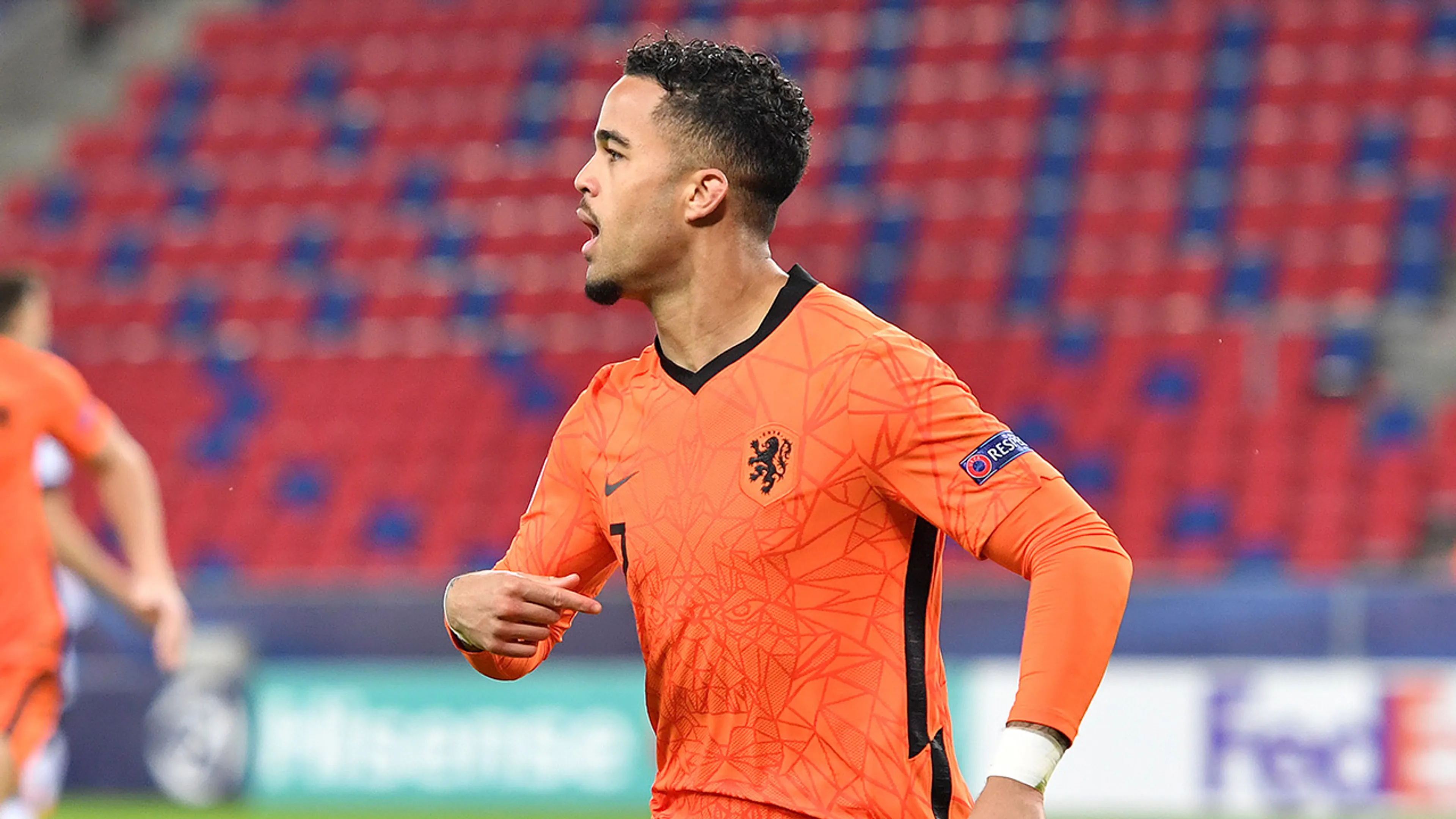 Kluivert treurt om late gelijkmaker van Jong Duitsland