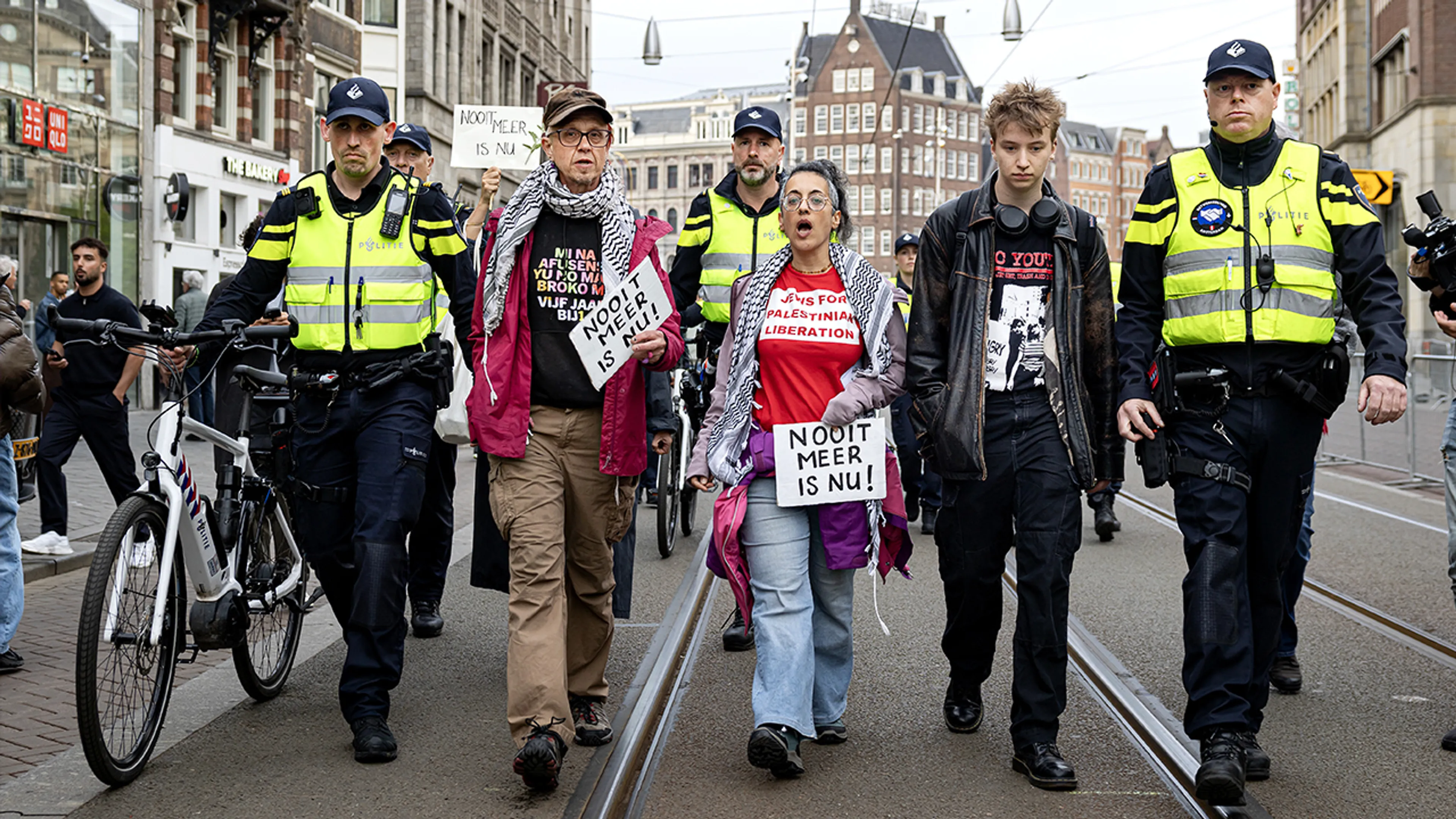 Politie verwijdert demonstranten van Dam vlak voor dodenherdenking 