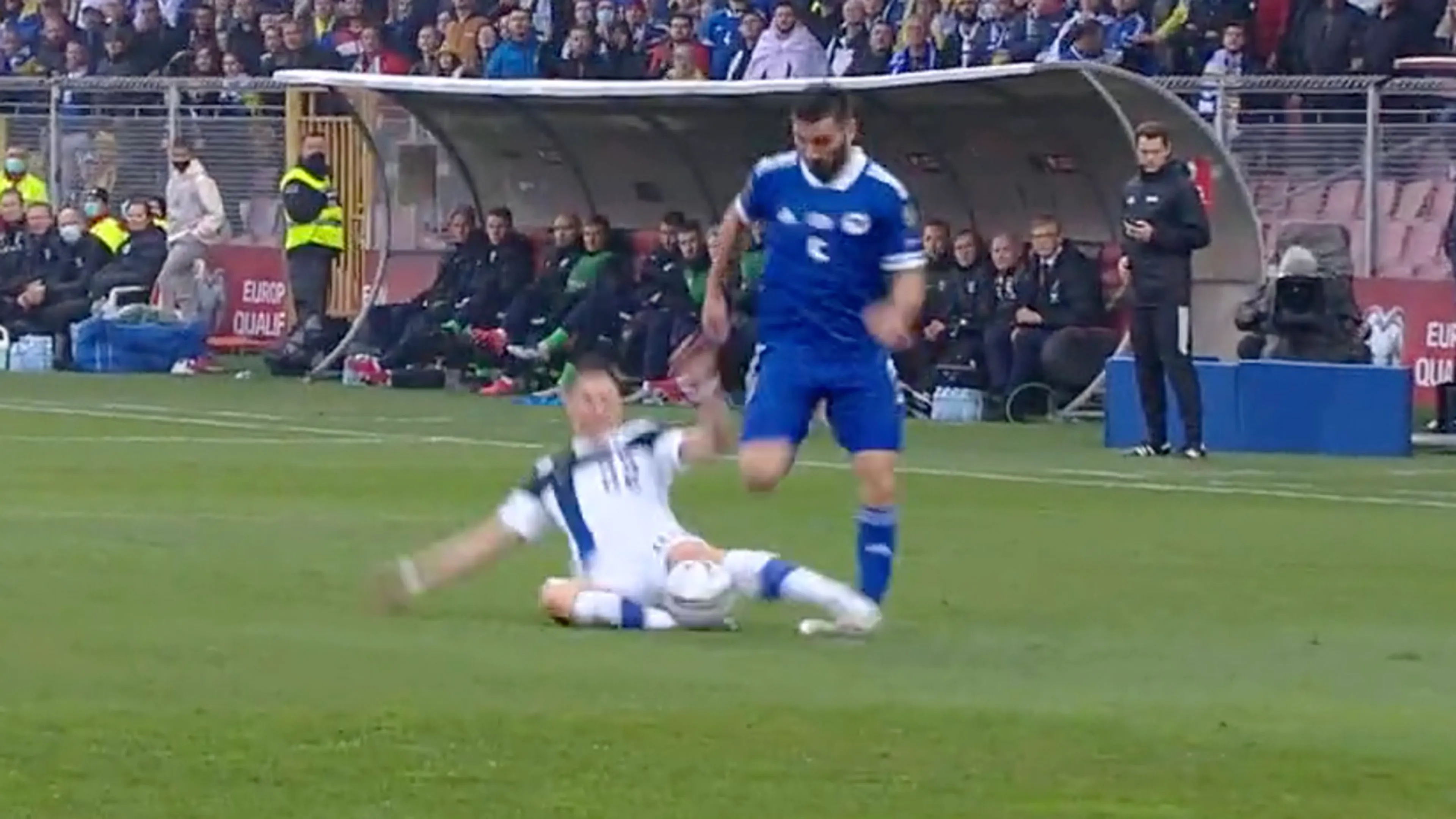 Kijken op eigen risico: Raitala schopt Kolasinac uit de wedstrijd met horrortackle