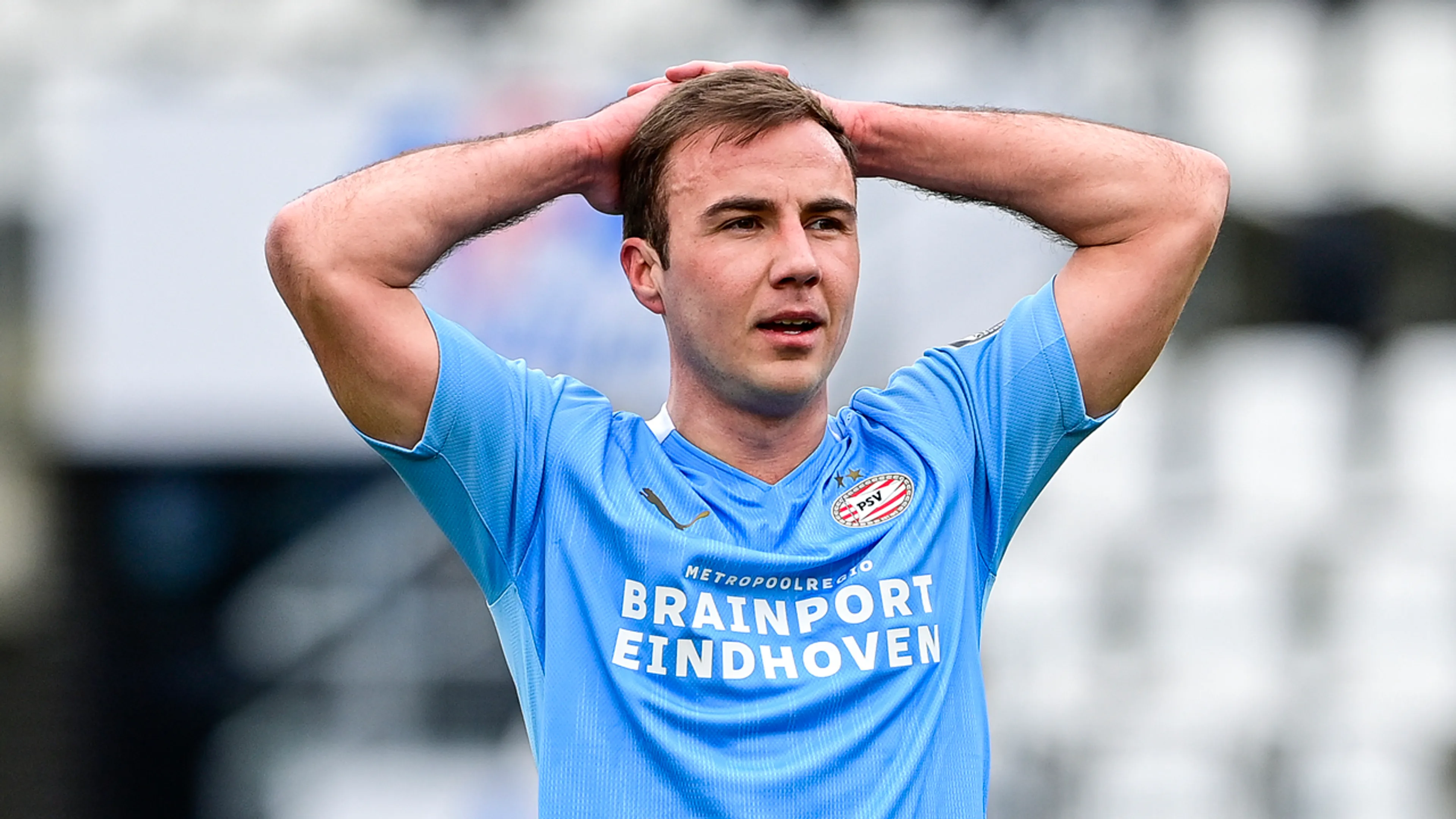 AZ verslaat PSV en komt gelijk in punten met de Eindhovenaren