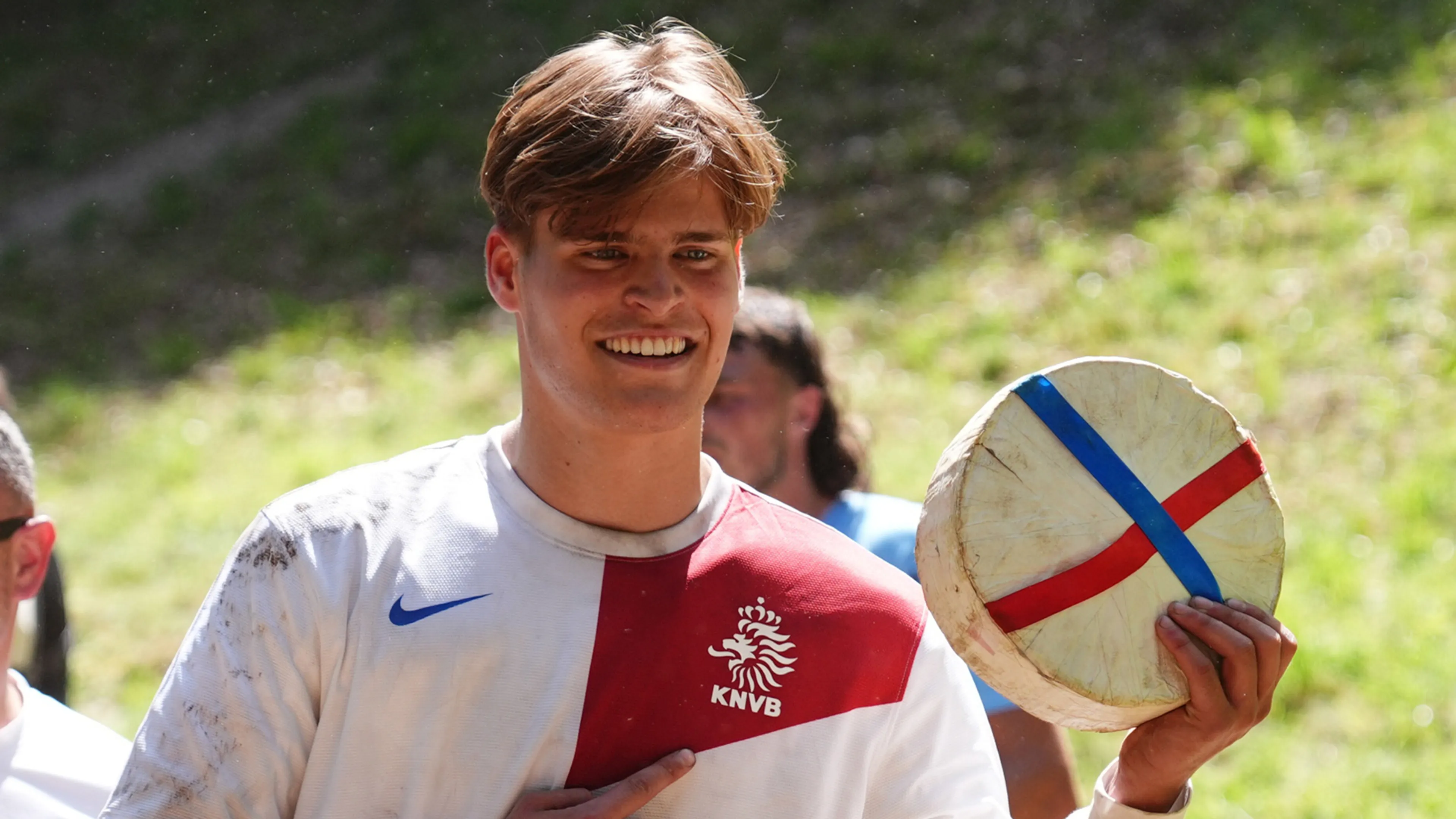 Video: zoon van Erben Wennemars wint als eerste Nederlander ooit traditionele kaasrolwedstrijd