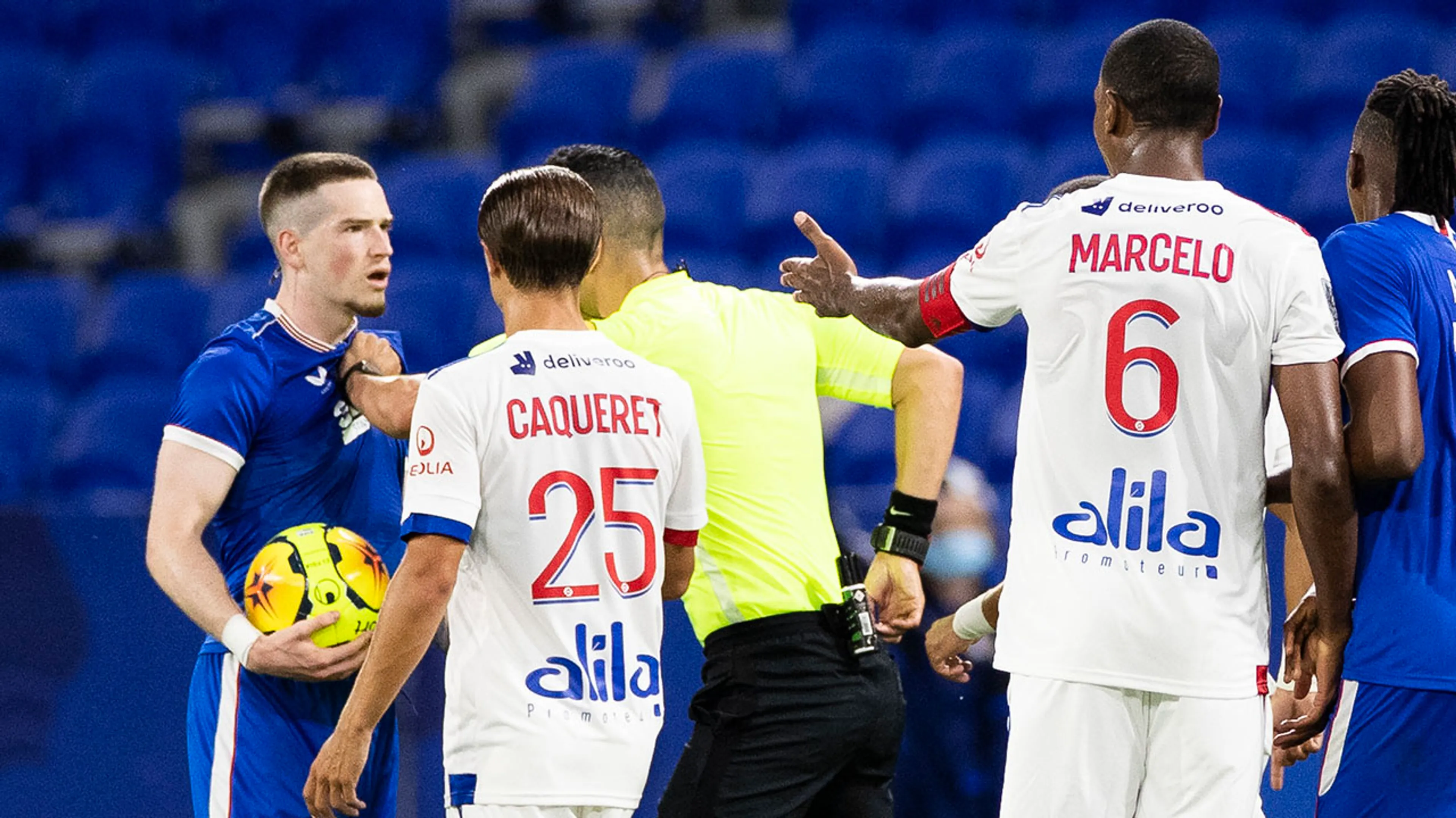 Rangers-aanvaller Ryan Kent deel klap uit aan Marcelo tijdens vriendschappelijk potje