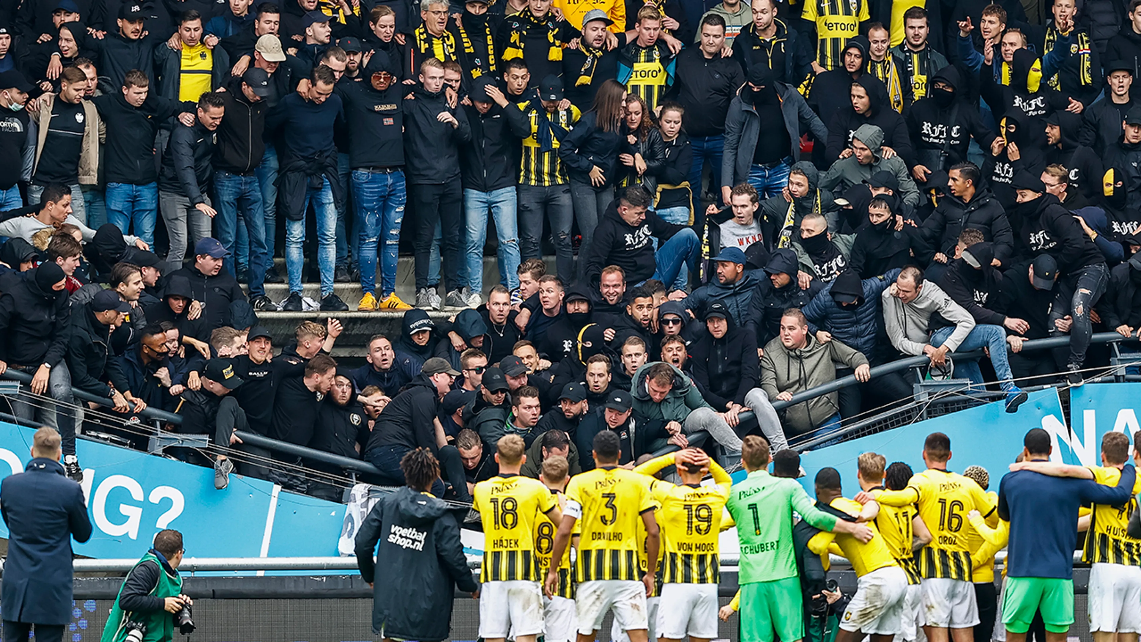 'Een verbod op fans van de bezoekende club moet stap één zijn'