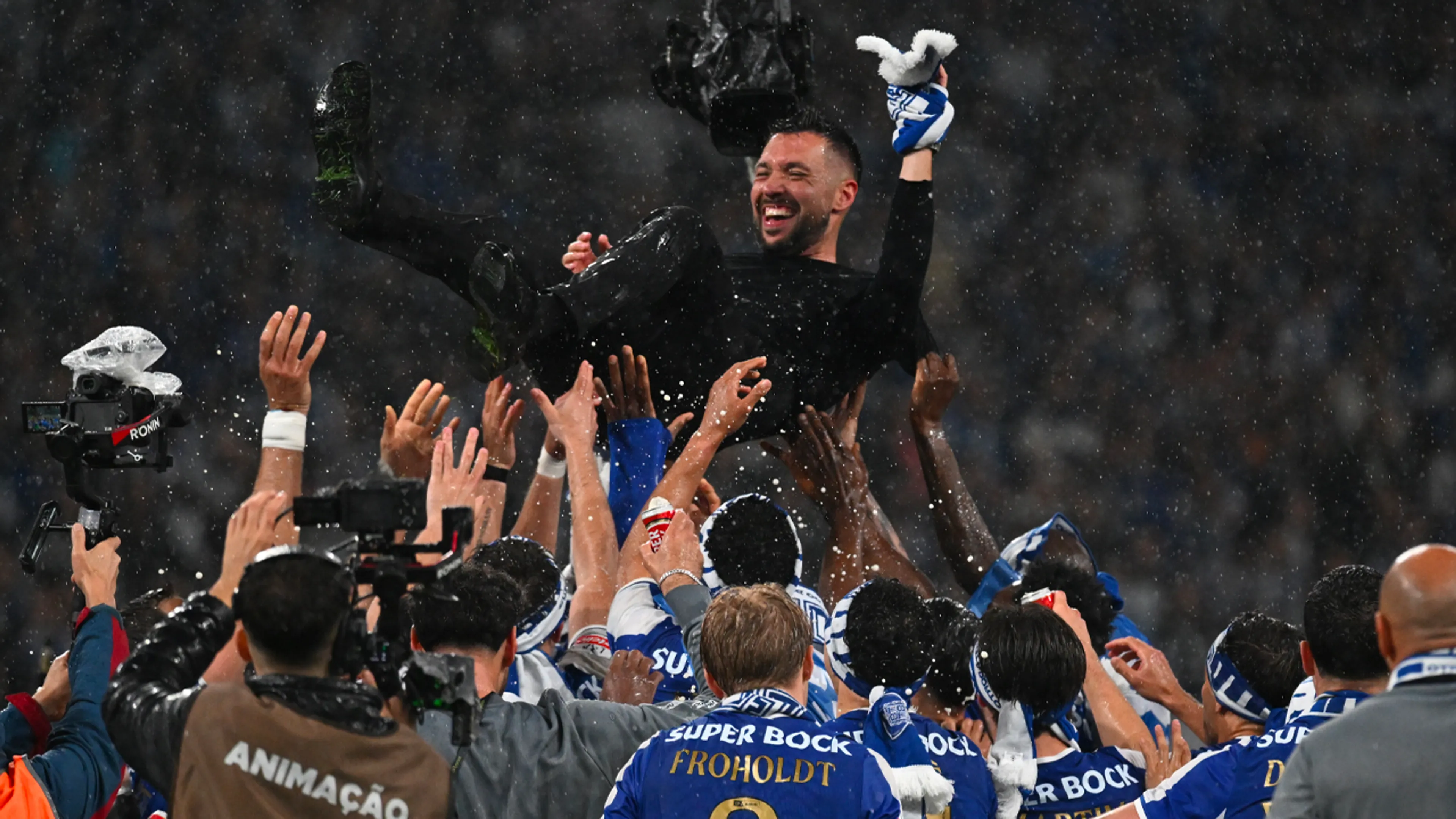 Francesco Farioli draagt titel met FC Porto deels op aan Ajax