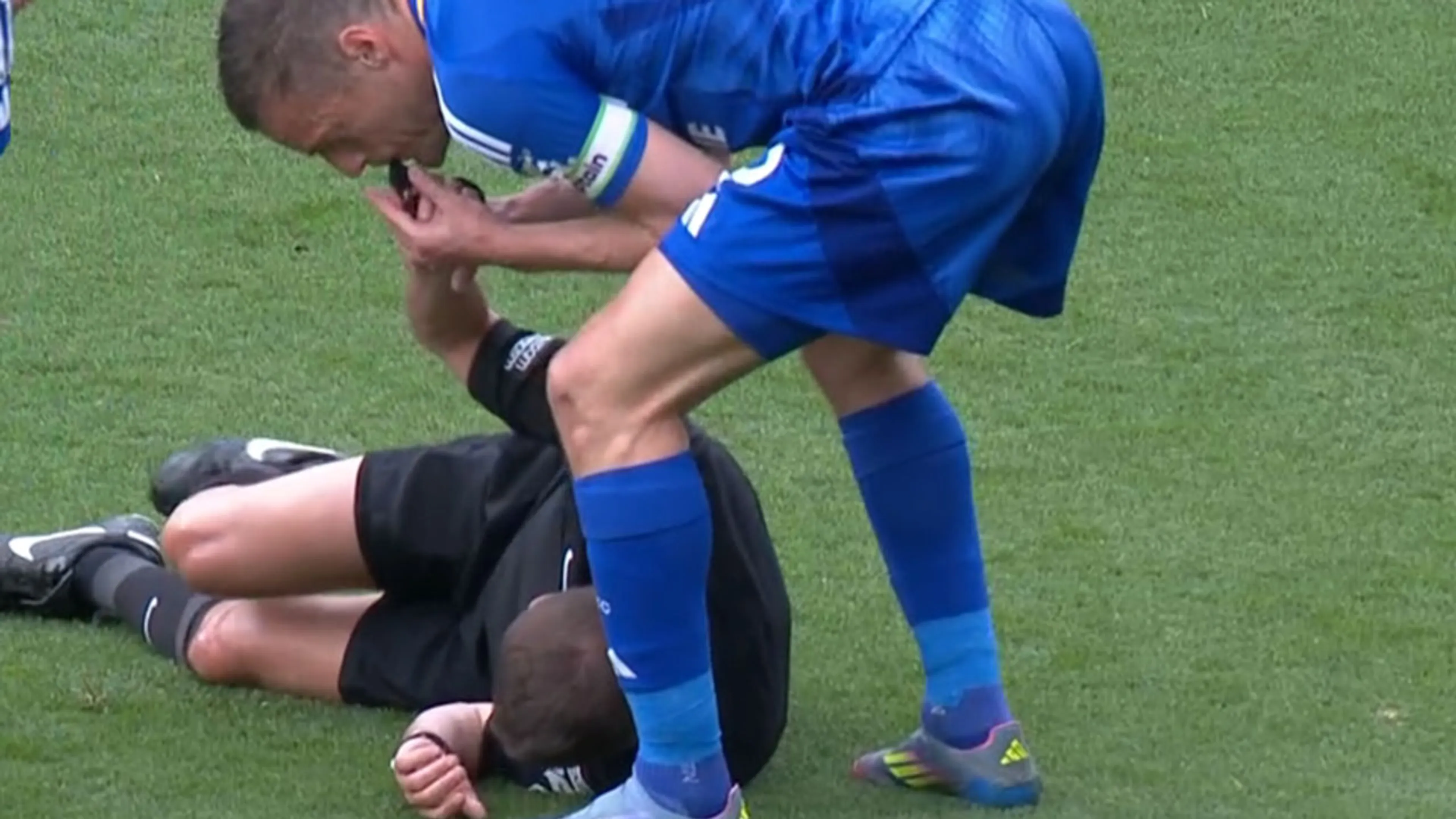 Jamie Vardy grijpt in: blaast op fluitje van geblesseerde scheidsrechter