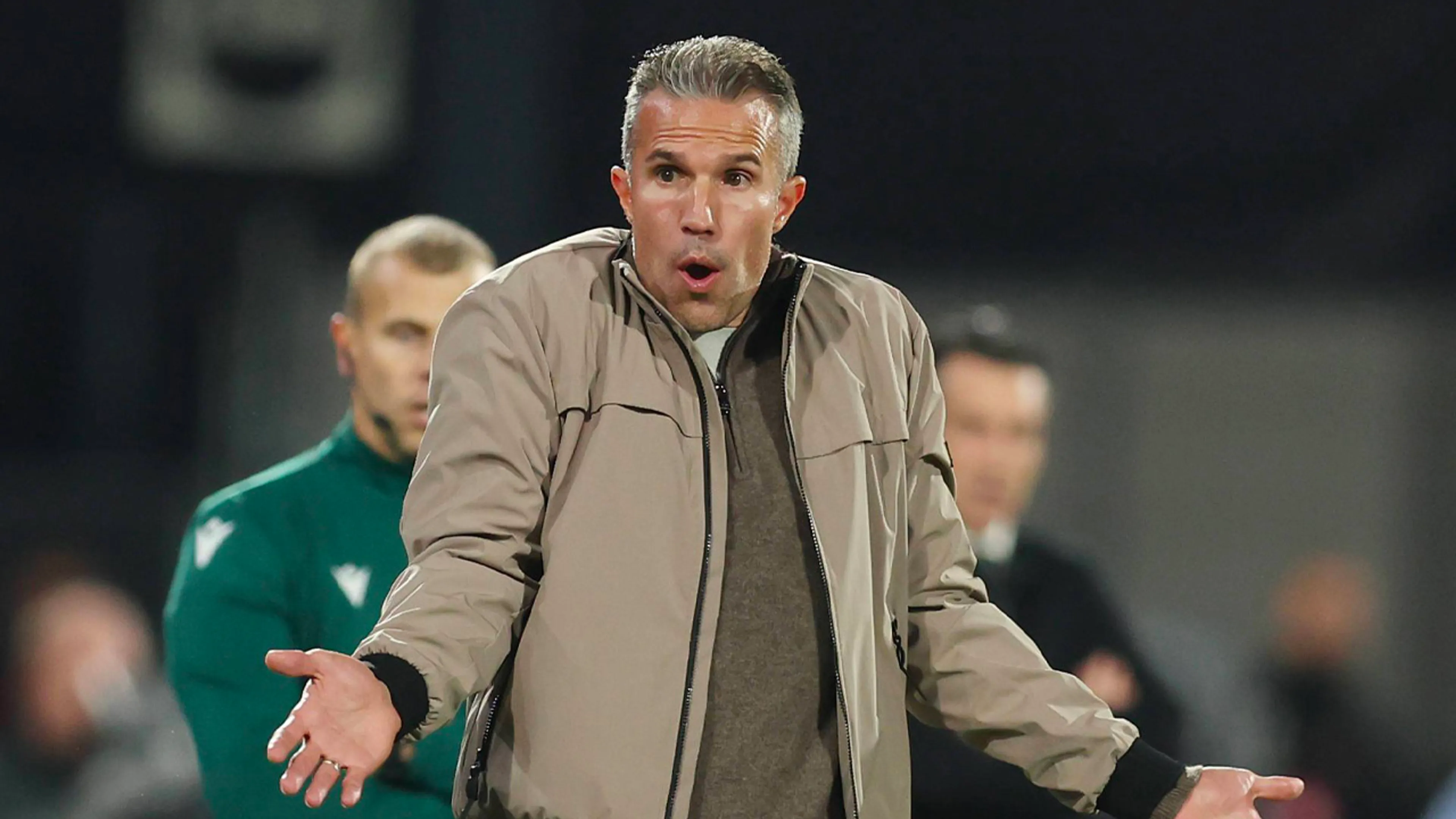 Van Persie na afgekeurde goal tegen Aston Villa: 'De scheidsrechter zei een paar keer sorry'