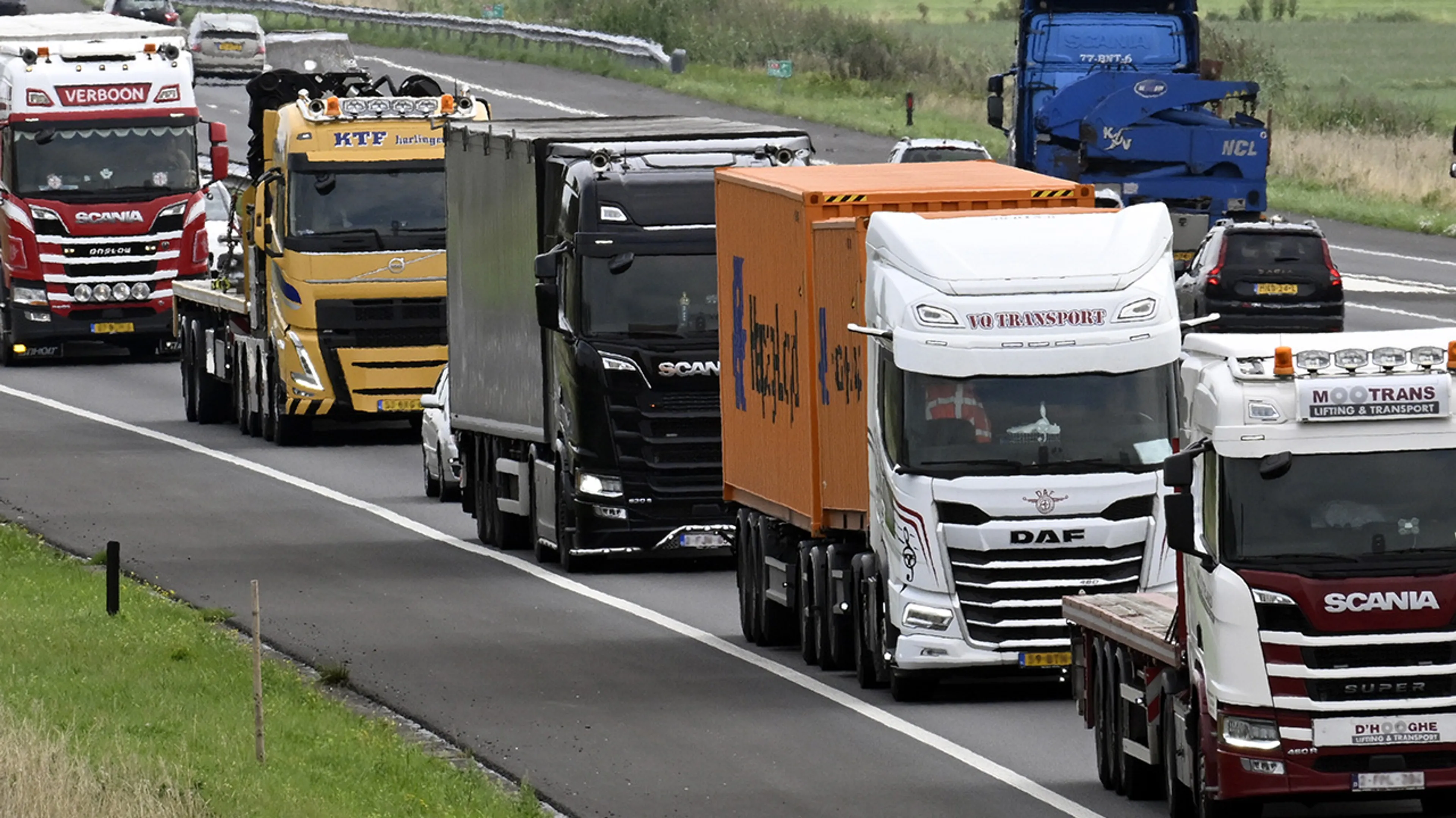 Vrachtwagenchauffeurs leggen Afsluitdijk plat uit protest tegen hoge brandstofprijs