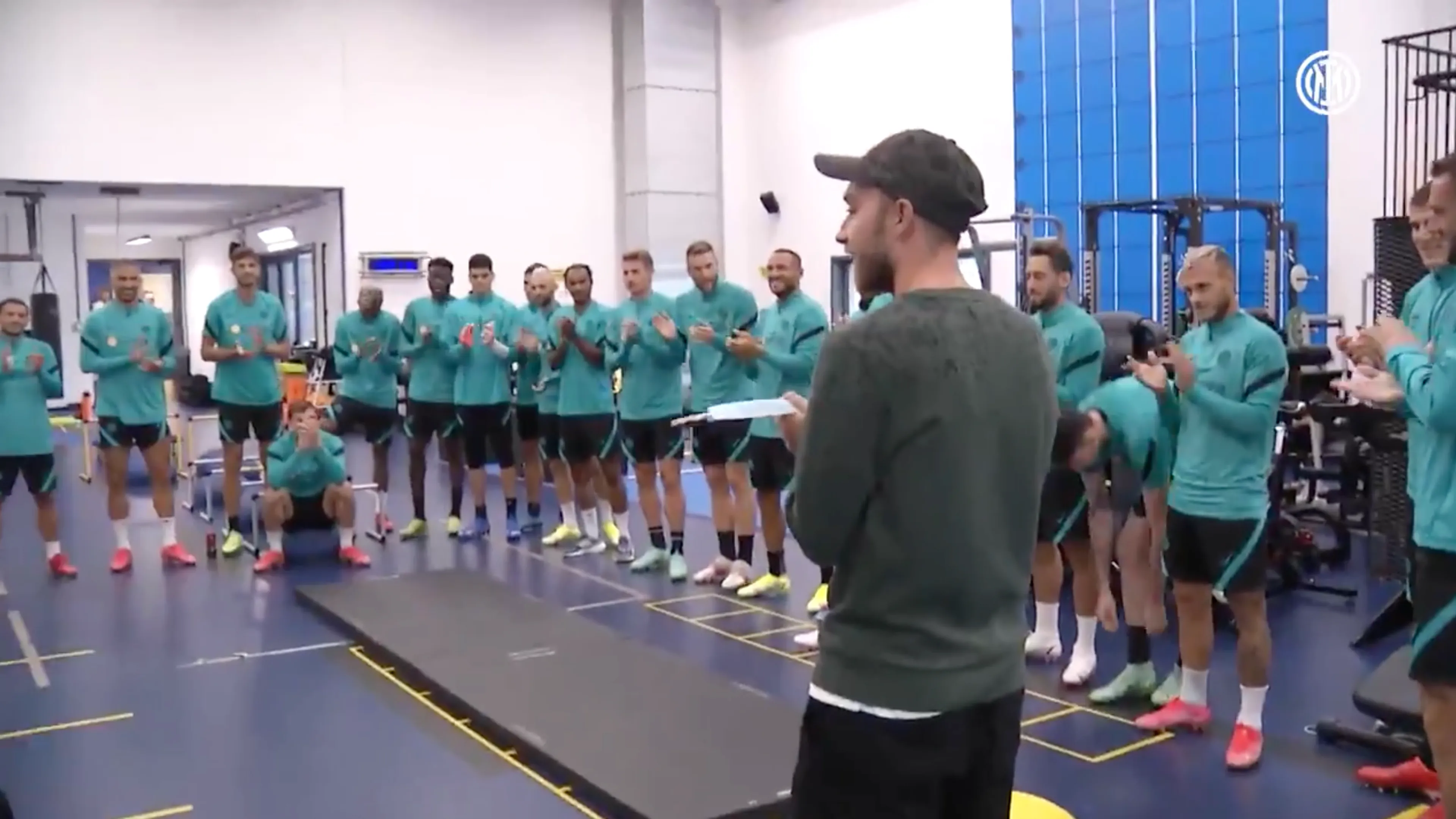Mooie beelden: warm onthaal voor Eriksen op trainingscomplex Inter