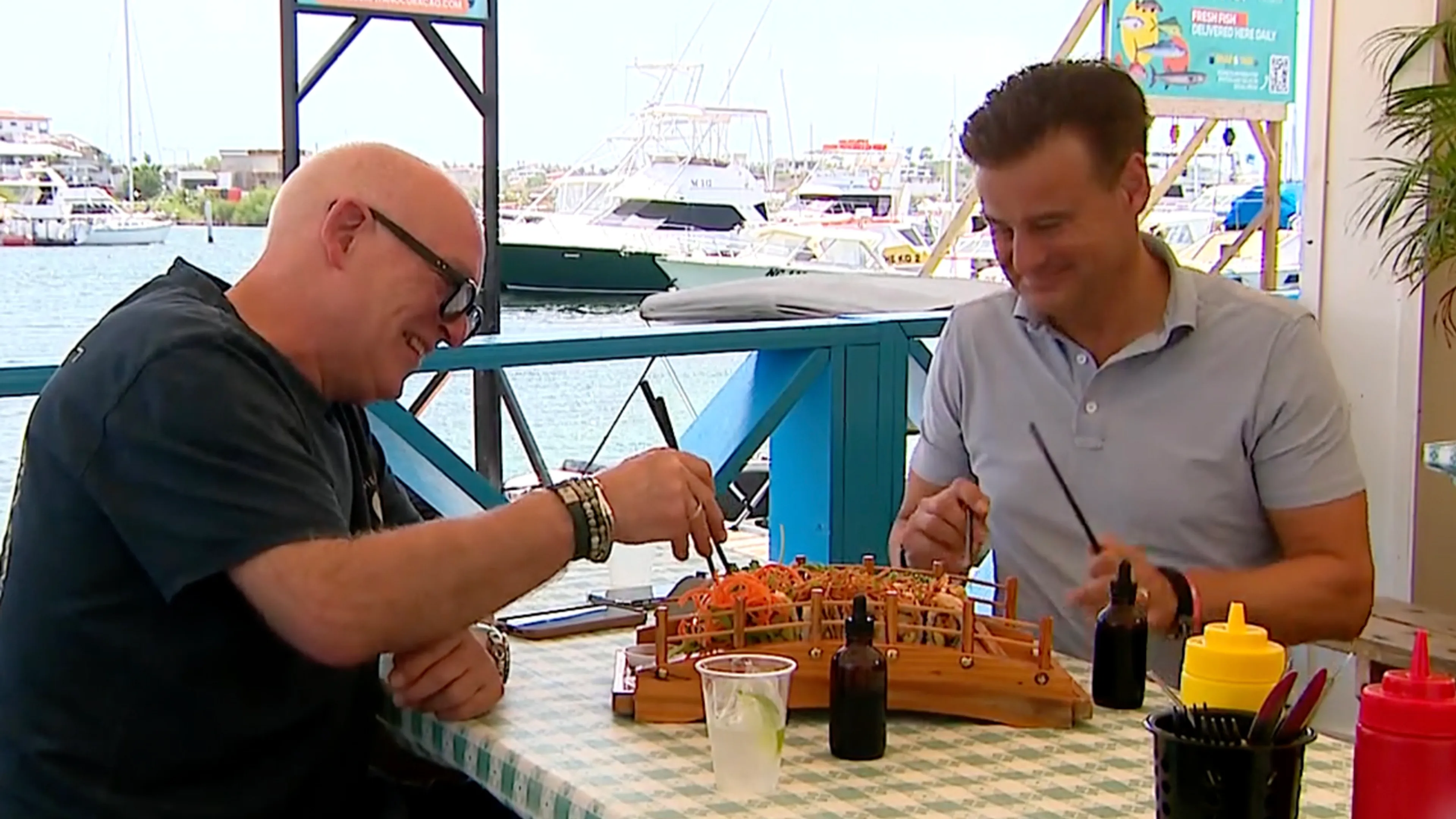 René en Wilfred genieten met volle teugen van sushi in héérlijke aflevering van De Krantjes!