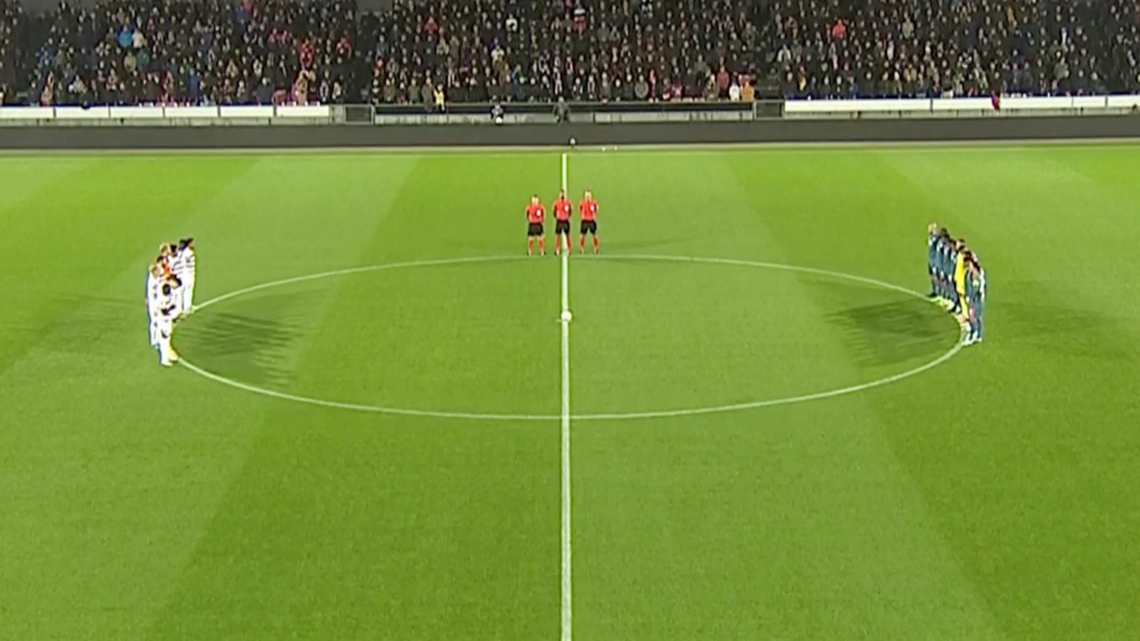 Midtjylland en Feyenoord houden moment stilte ter nagedachtenis aan slachtoffers van stadionramp Indonesië