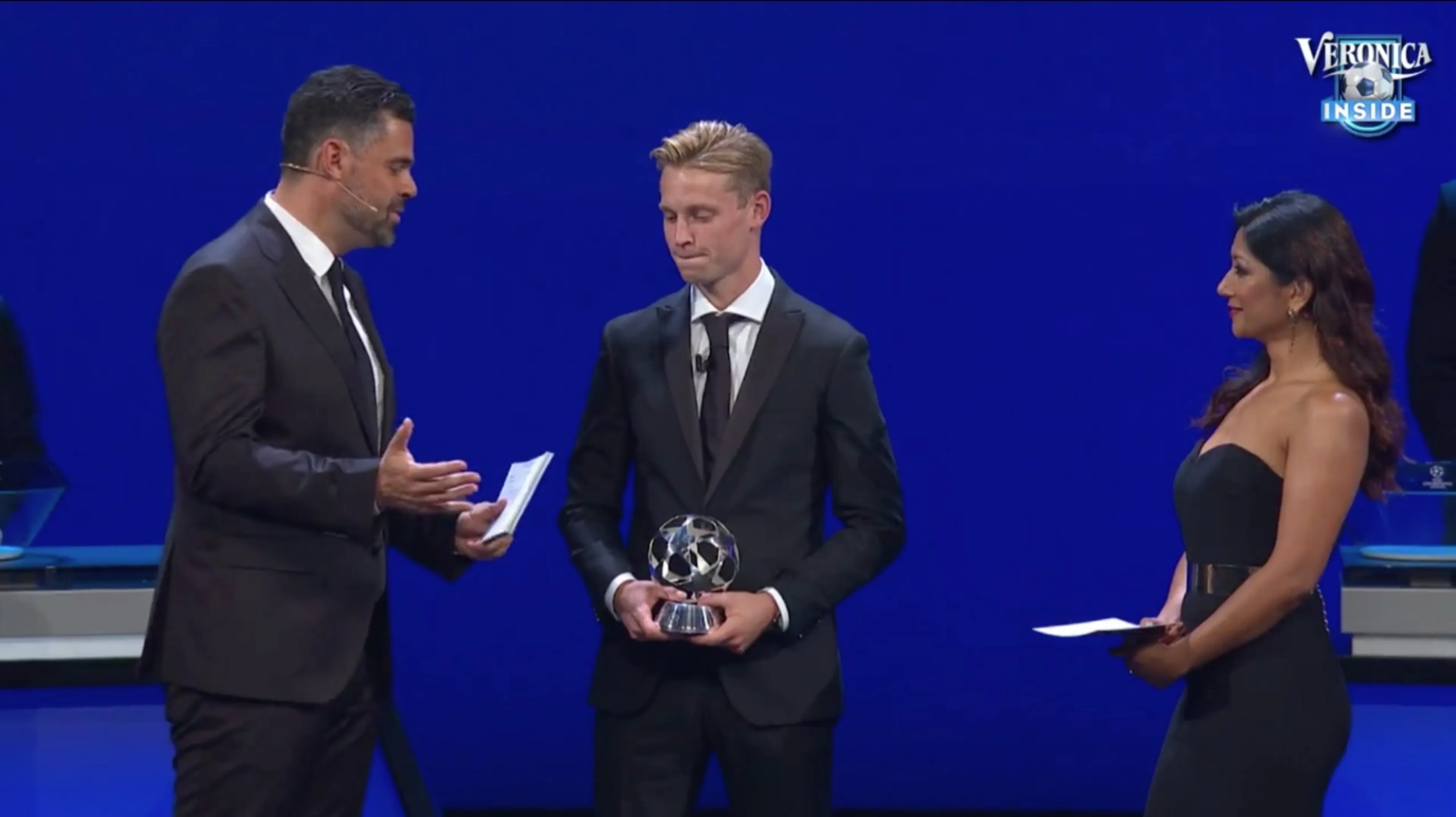 De Jong krijgt prijs voor beste middenvelder in Champions League