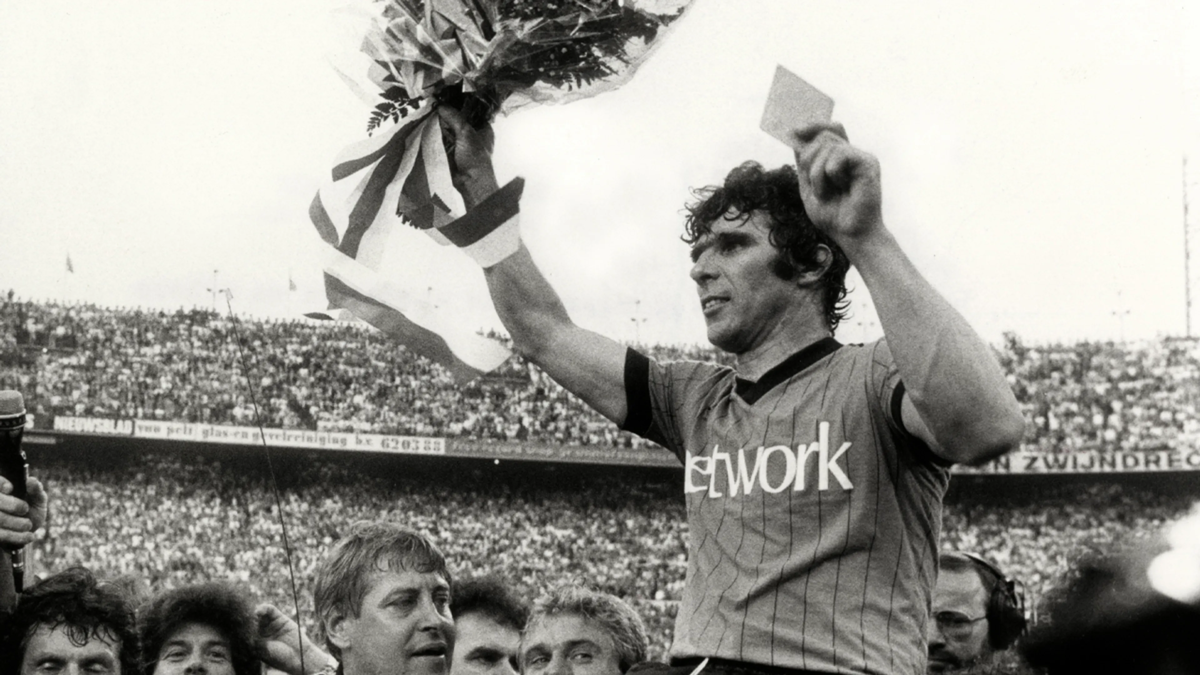 Vandaag in 1983: Van Hanegem neemt afscheid in bomvolle Kuip