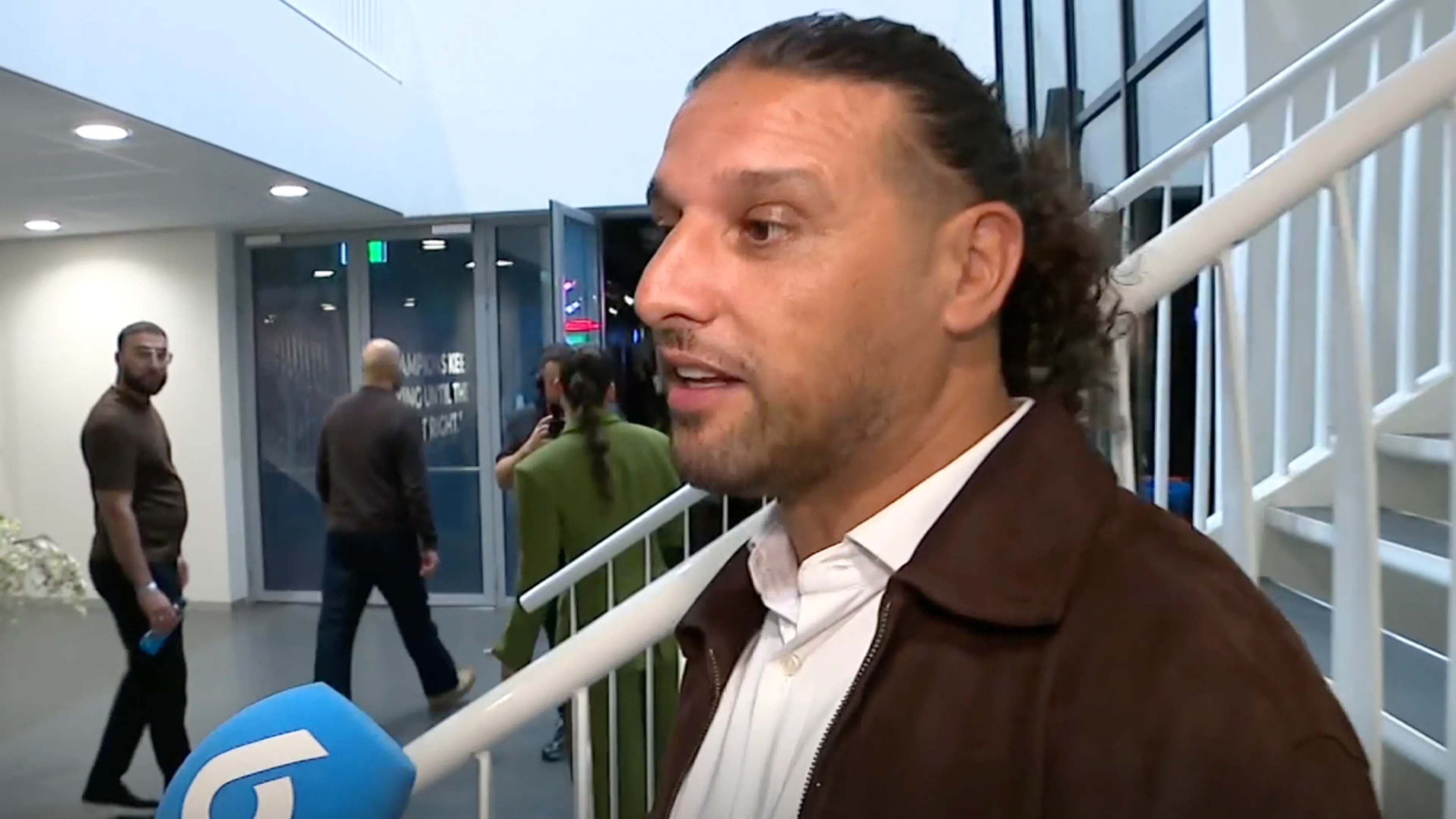 Video: Ali B duikt op bij profdebuut Dave Roelvink als bokser: 'Gaat het goed met je?'