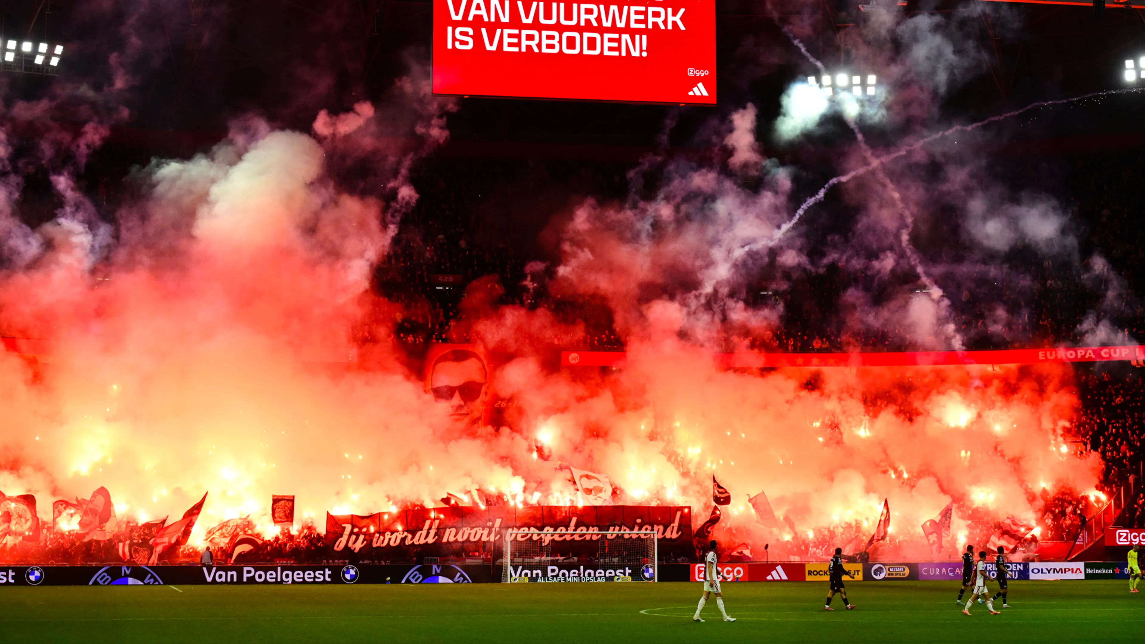 Ajax krijgt boete van 15.000 euro voor vuurwerk tegen sc Heerenveen