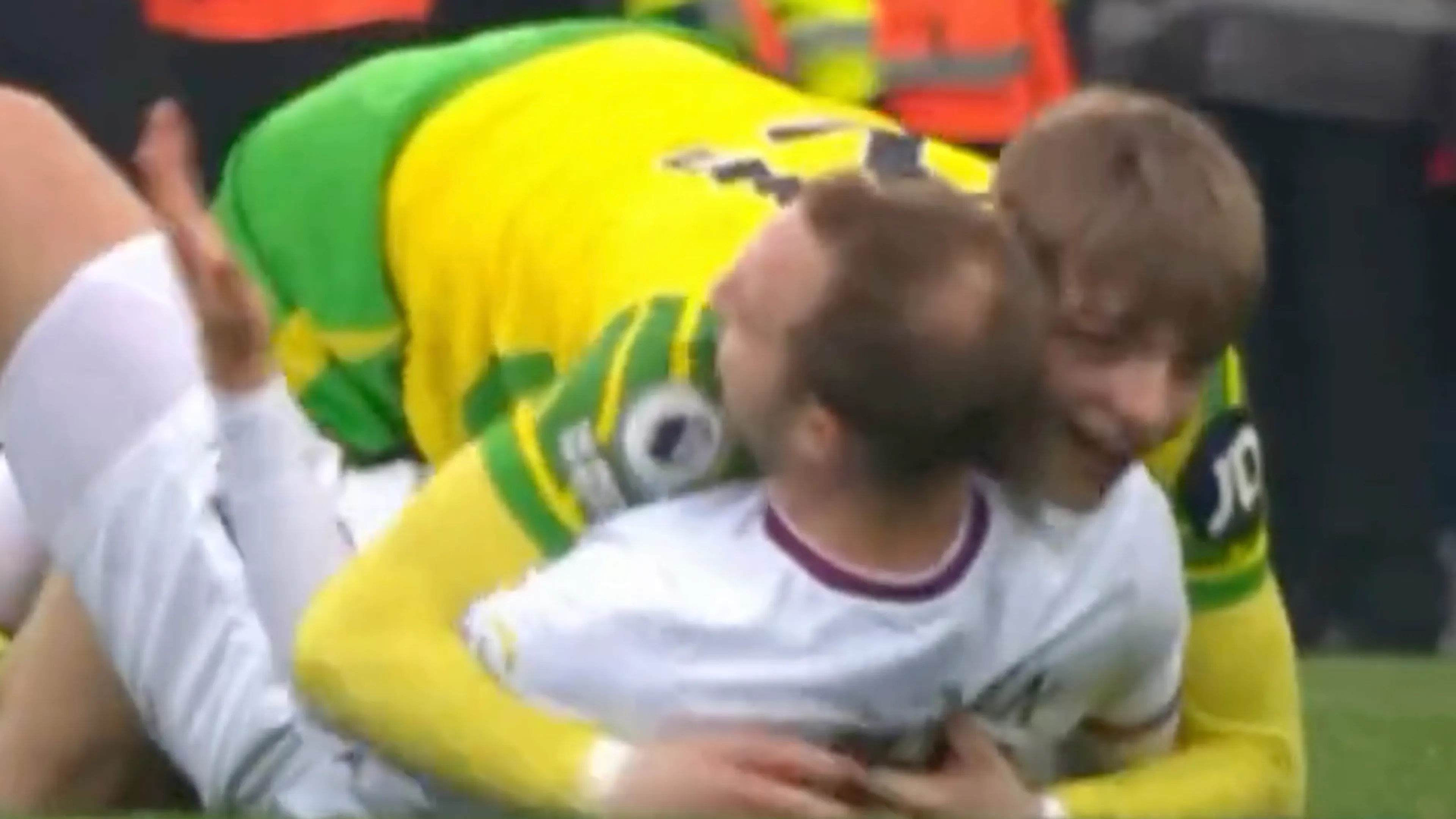 Norwich-speler Williams duwt tegenstander, maar ziet dan dat het Eriksen is