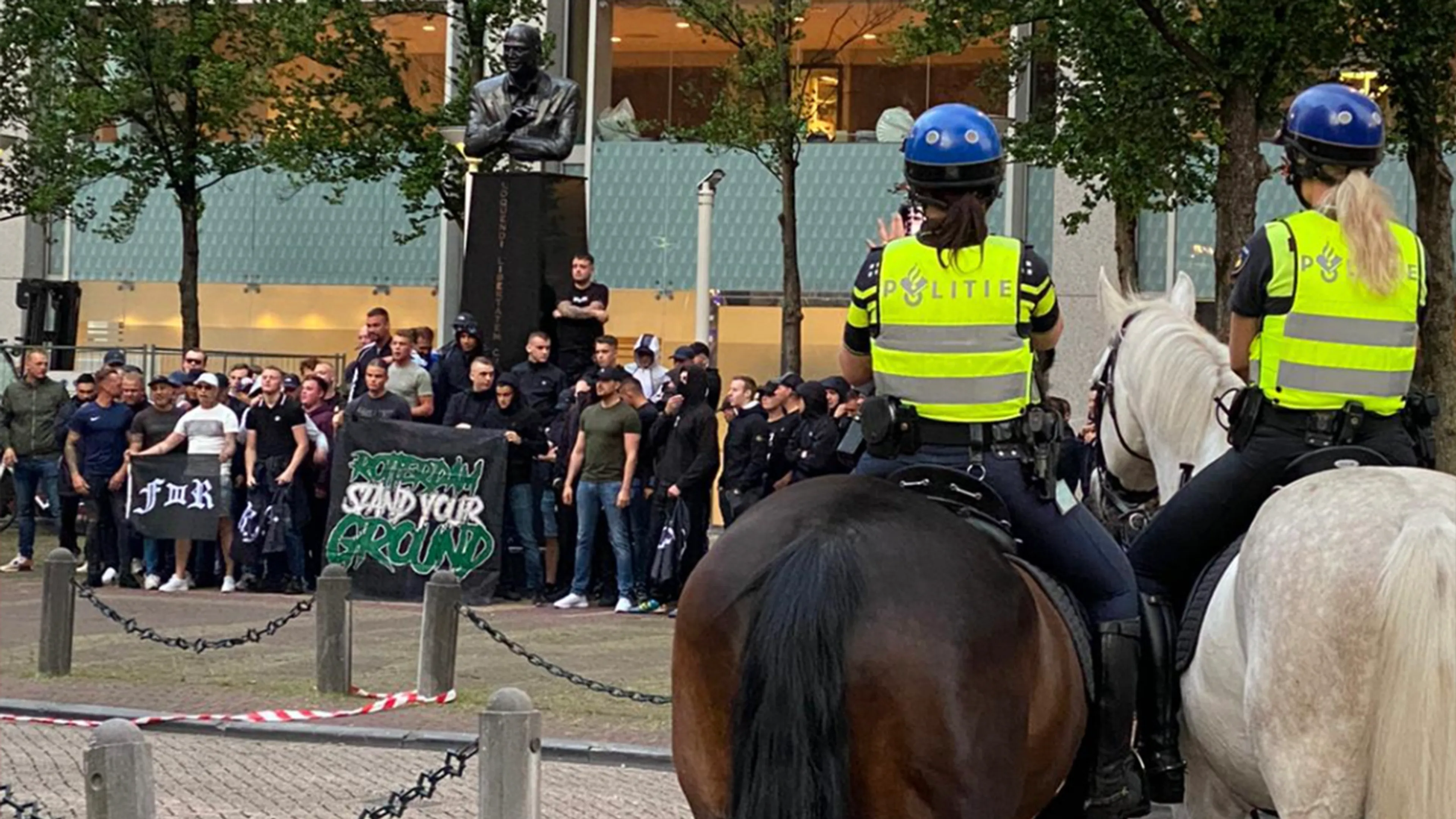 Feyenoord-fans beschermen beeld Pim Fortuyn